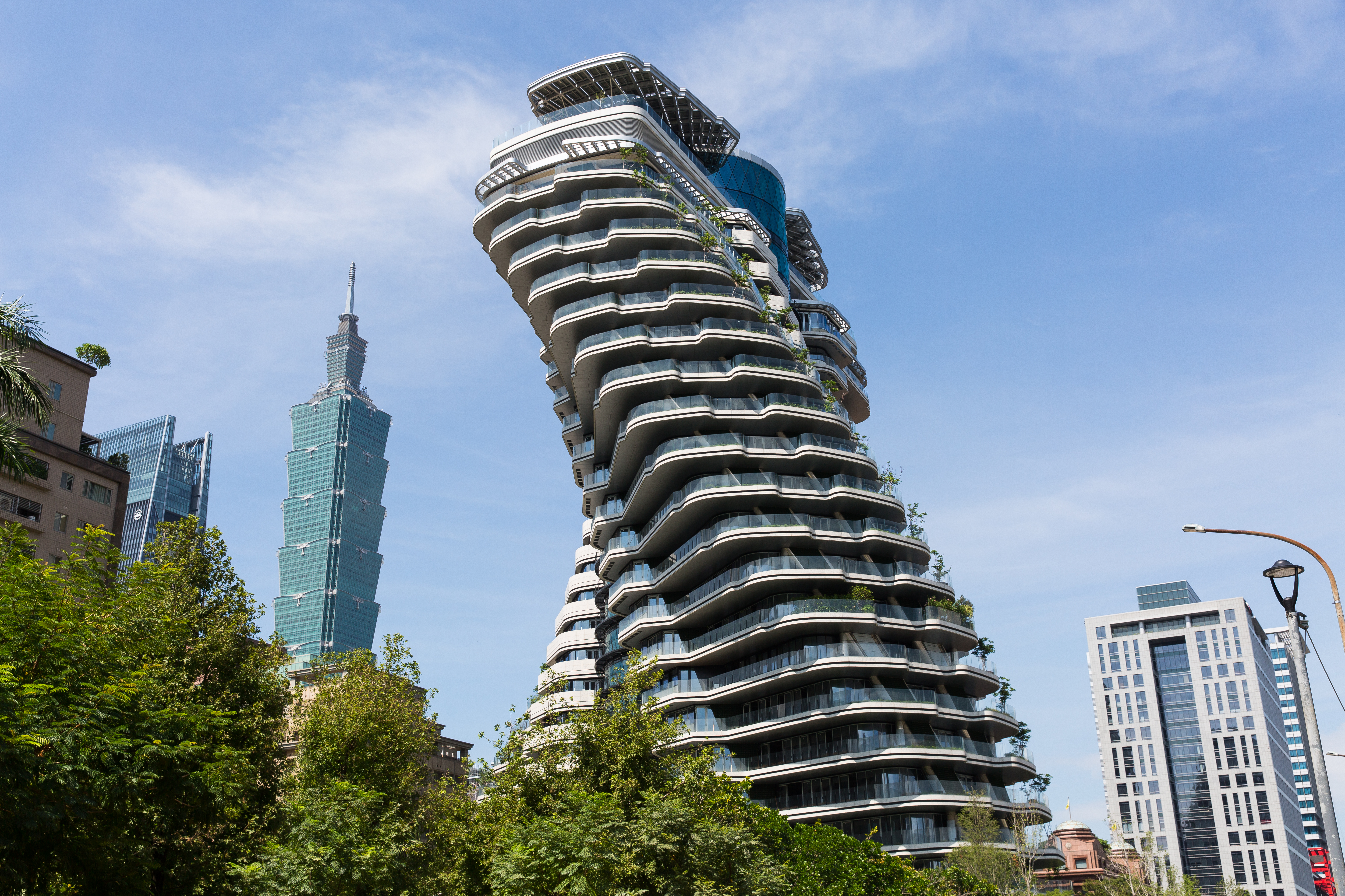 陶朱隱園位於台北市信義信義計畫區，有「信義哥吉拉」之暱稱，每坪單價近400萬元。（本刊資料照）