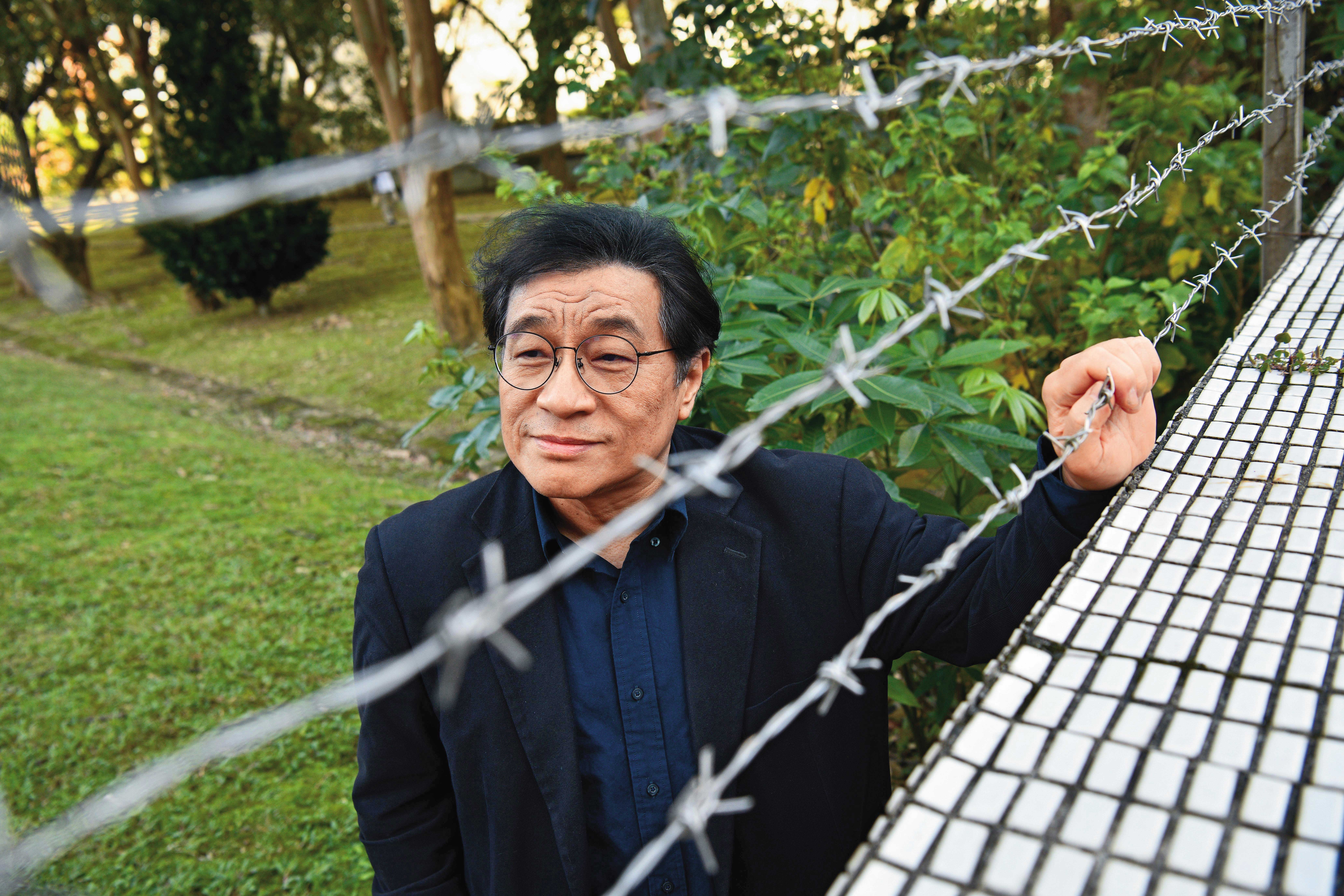 我們請吳叡人在中研院內拍照，象徵衝破威權的鐵絲網。