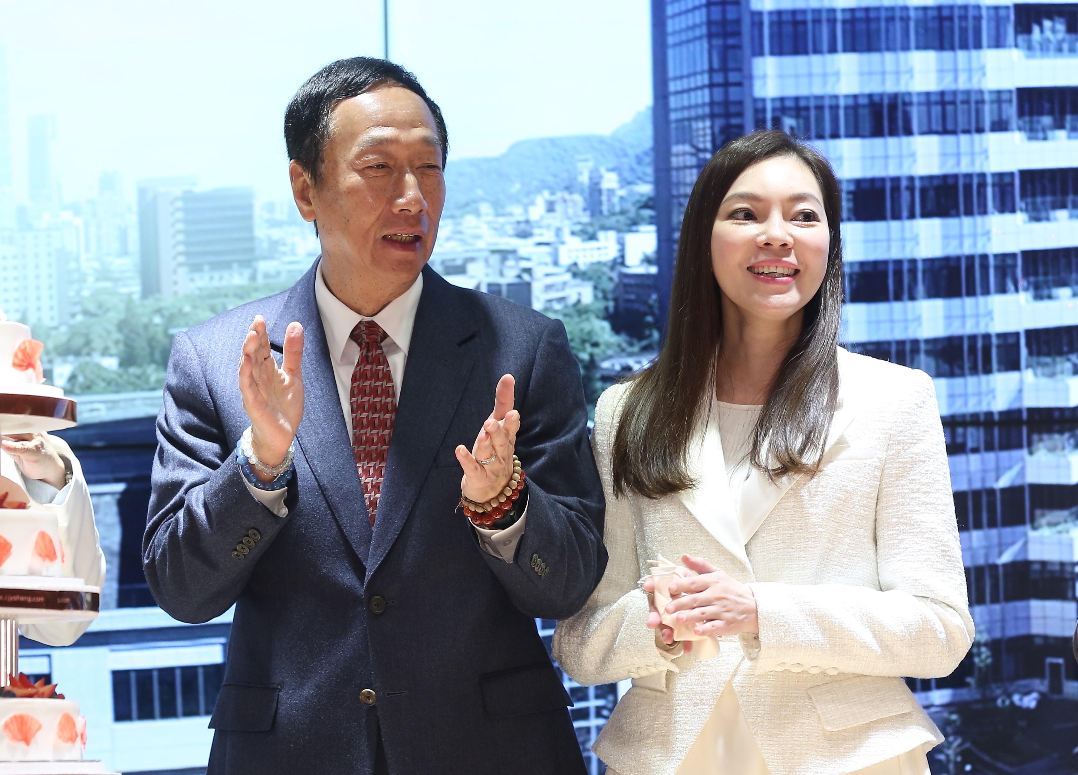 鴻海配息創史上新高!郭台銘進帳124億 曾馨瑩也有1792萬元入袋