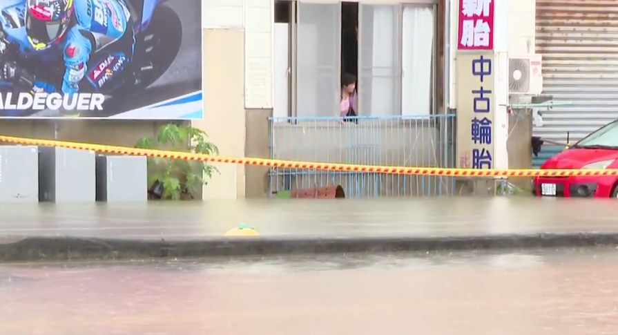台南因連日強降雨造成部分地區發生淹水情形,在網路上也引發論戰。(鏡新聞)