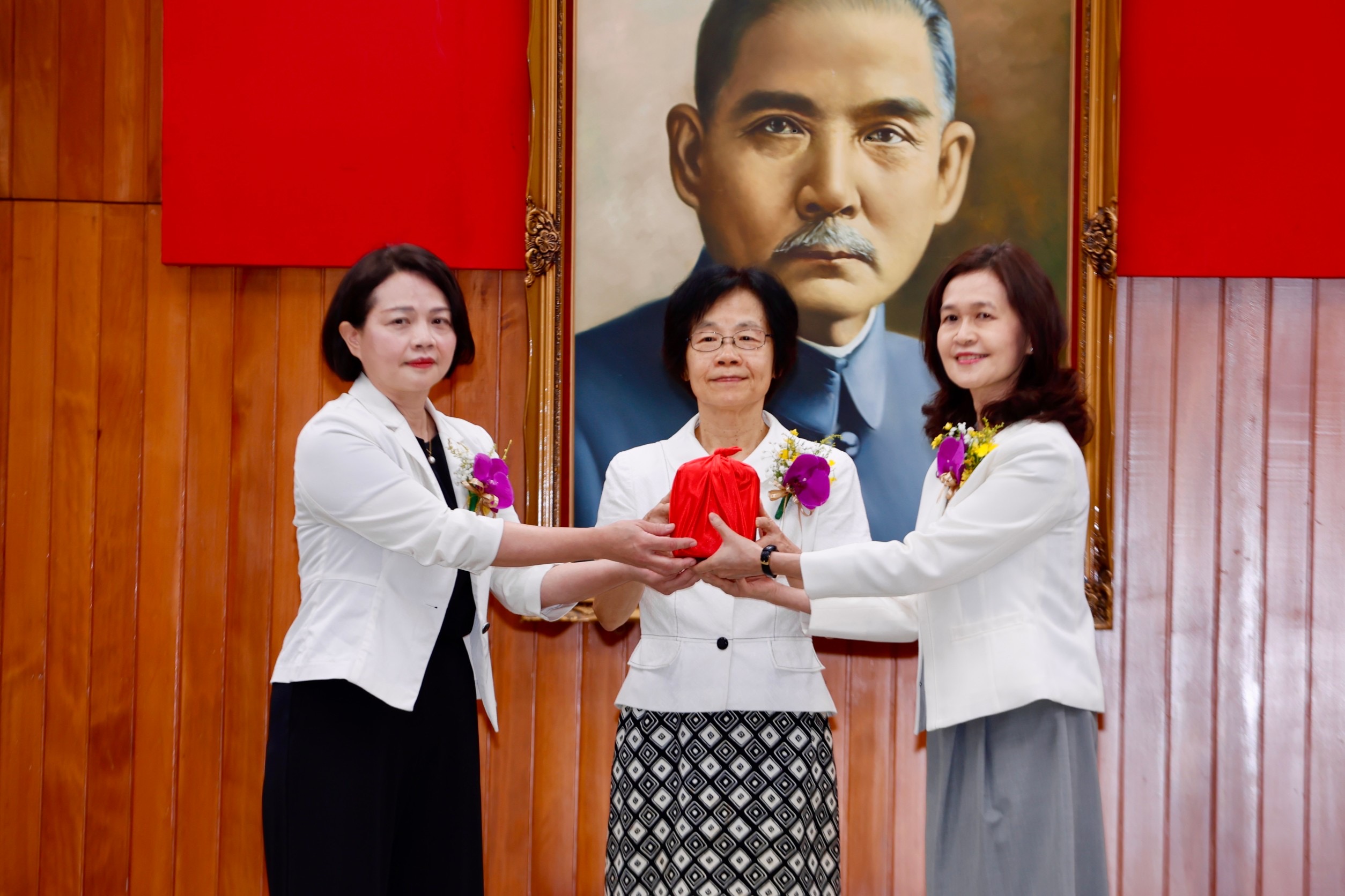 桃園地院新任院長黃莉雲（左）、橋頭地院新任院長甯馨（右）上任，由高等法院院長高金枝（中）交接印信。