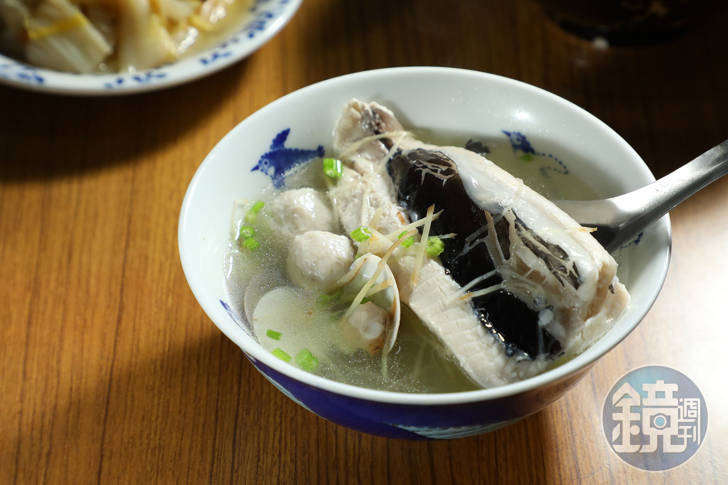「虱目魚肚湯（半隻）」選用油脂豐厚的虱目魚肚，湯頭加入蛤蠣，非常鮮甜。（90元／碗）