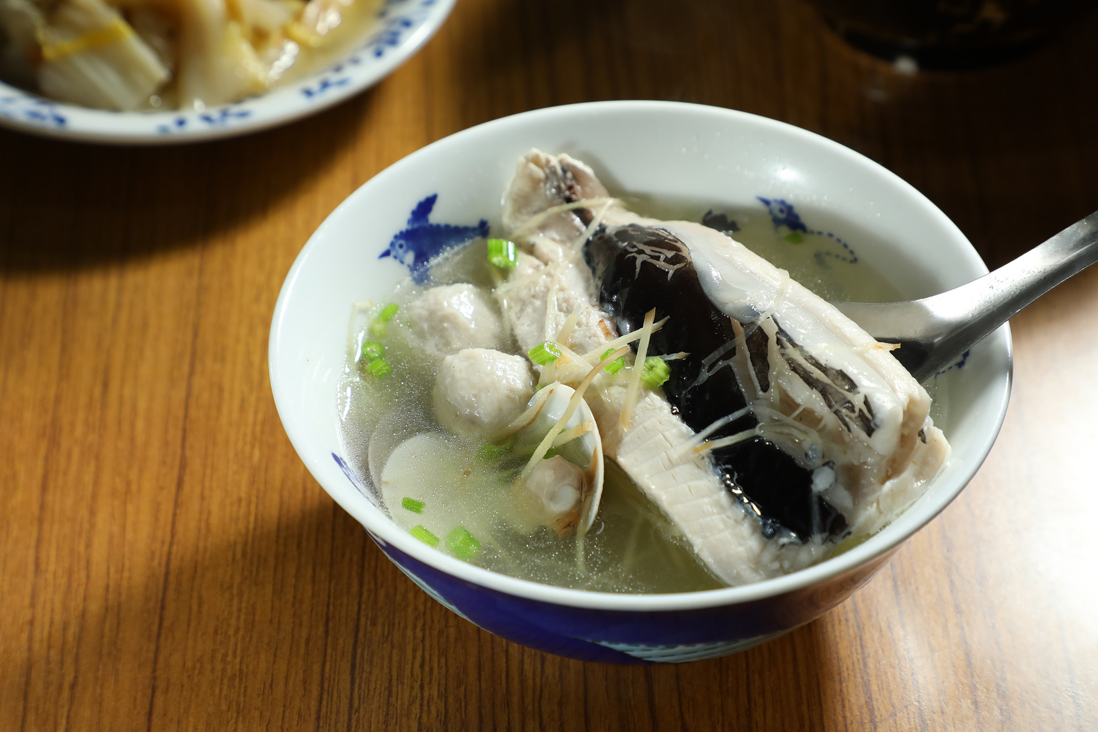 「虱目魚肚湯（半隻）」選用油脂豐厚的虱目魚肚，湯頭加入蛤蠣，非常鮮甜。（90元／碗）