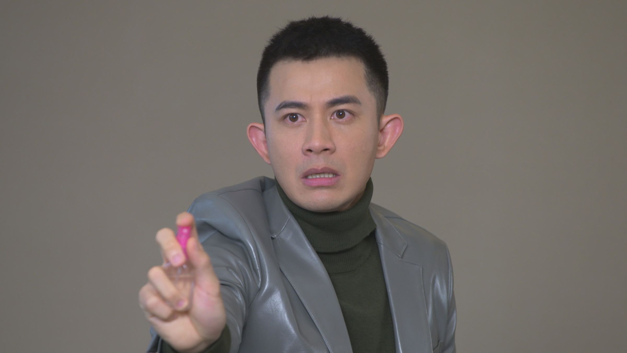 曾子益《愛的榮耀》中演出高冷CEO,卻有潔癖,被對方碰到就要消毒對方。(民視提供)