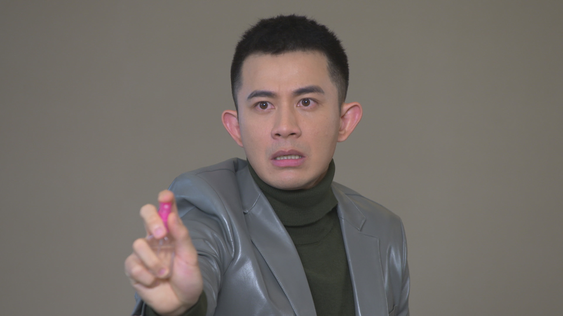 曾子益《愛的榮耀》中演出高冷CEO，卻有潔癖，被對方碰到就要消毒對方。（民視提供）