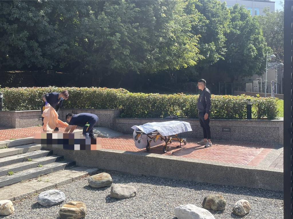 彰化一名街友10日中午被發現陳屍彰化藝術館旁人行步道。（翻攝畫面）