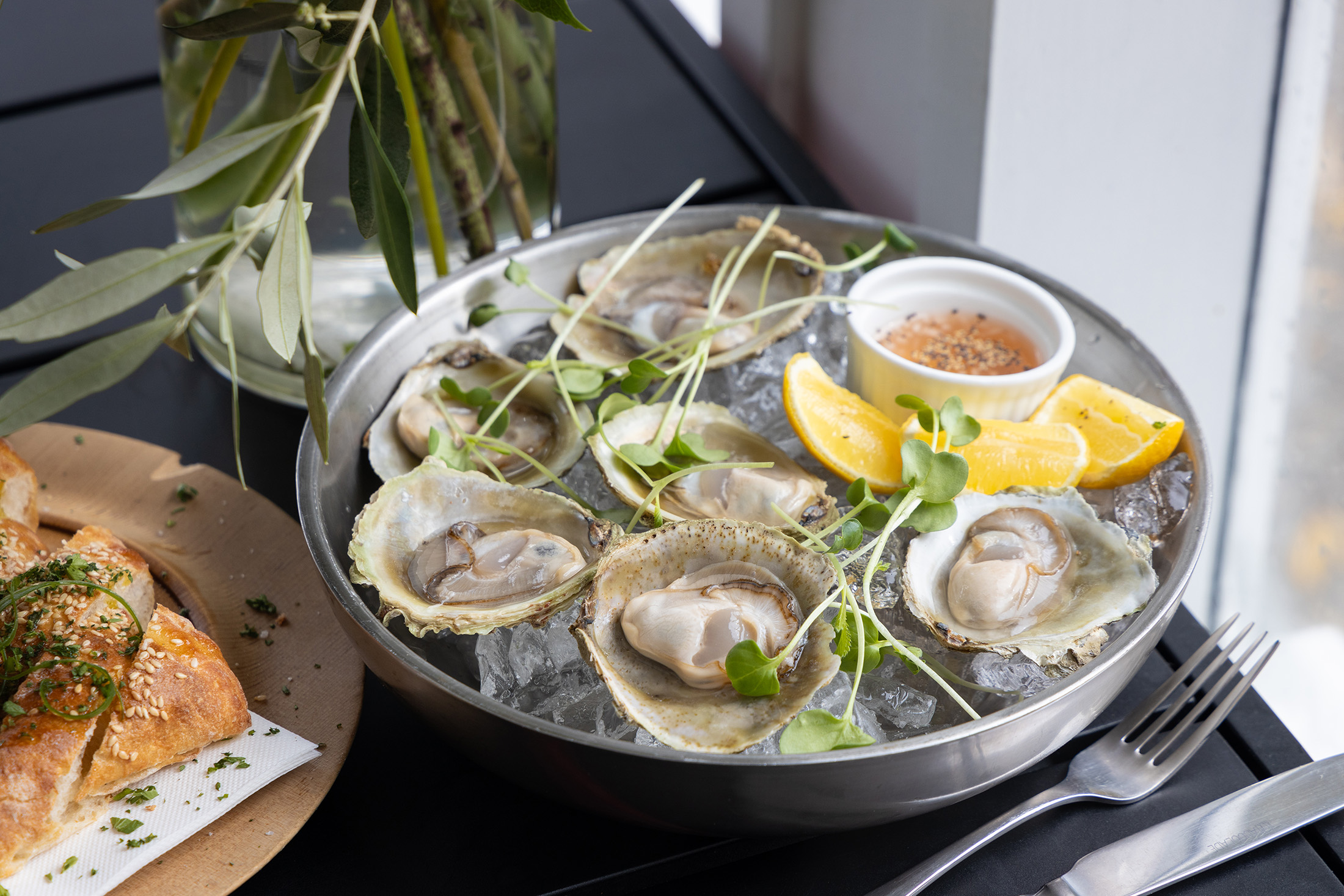 「Oysters Champagne Vinaigrette」能品嘗紐西蘭布拉夫（Bluff）生蠔，飽滿的海味與脆彈的肉質，被譽為是「南太平洋的魚子醬」。（紐幣65元／大份，約 NT$1,256）
