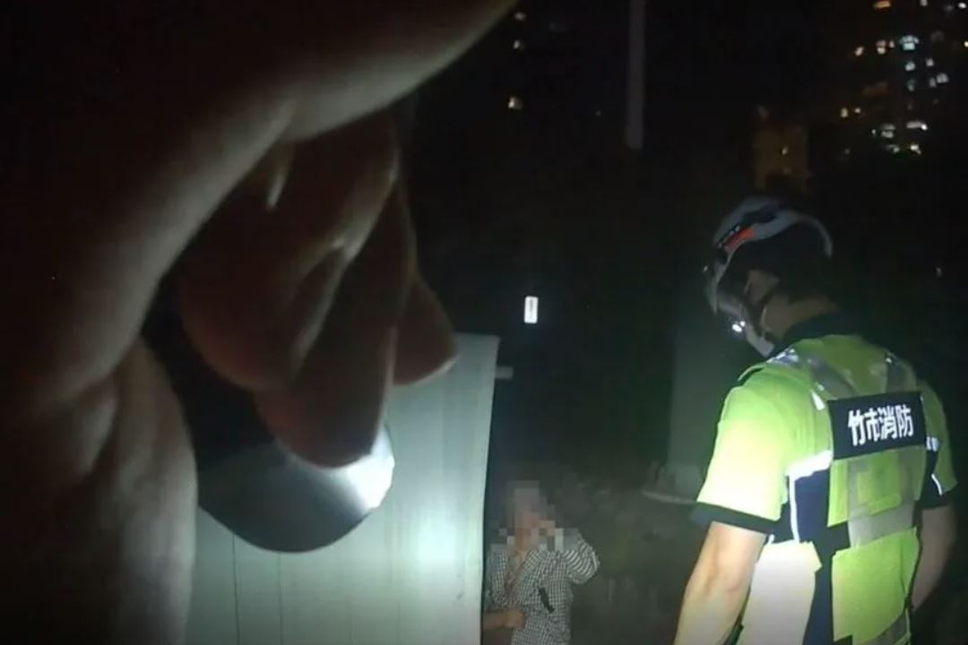 新竹市一名9旬老婦離家失聯,經警方調閱監視器協尋,順利在鐵軌旁尋獲體力透支的婦人。(警方提供)