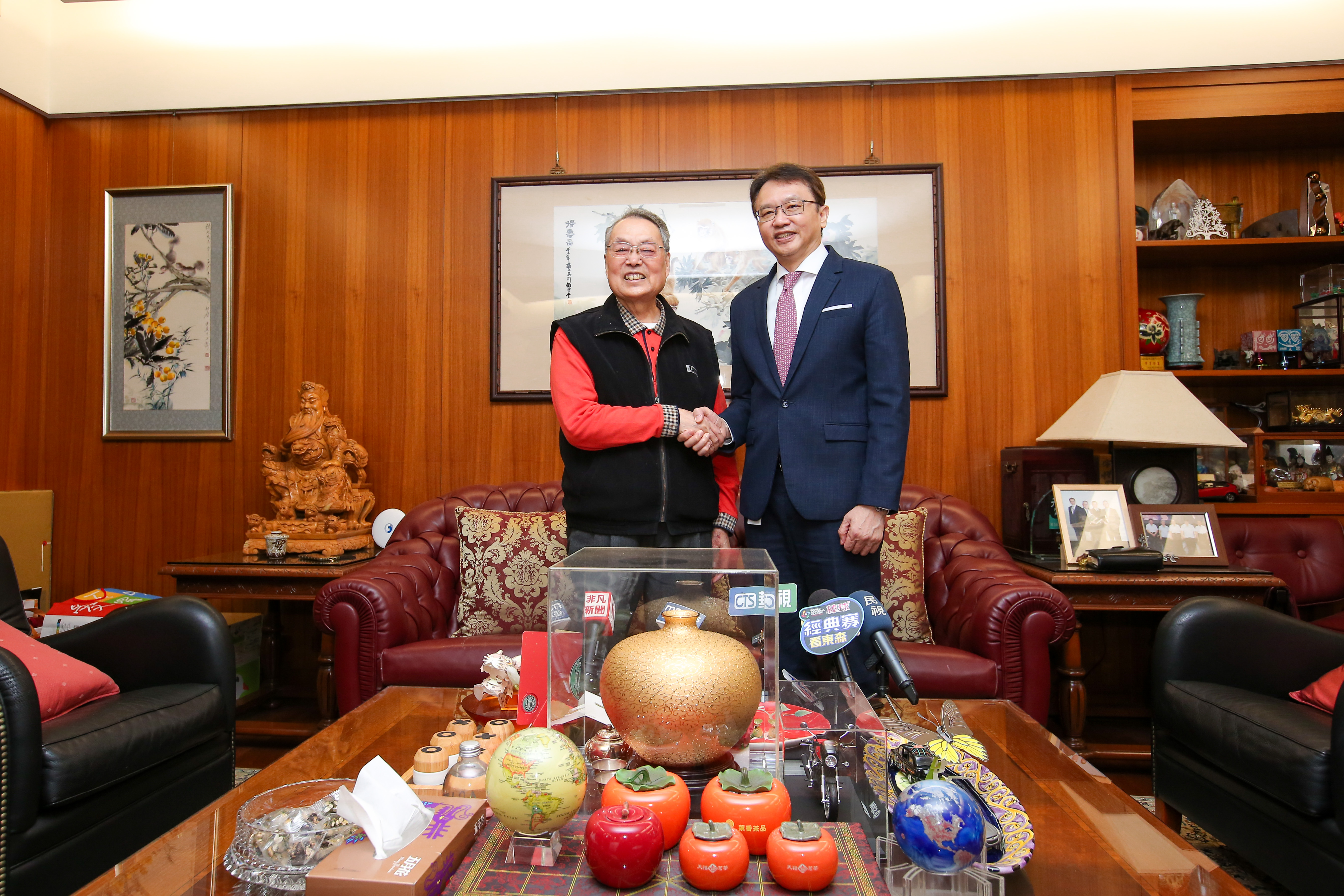 2025年是不確定性的一年，陳俊聖（右）強調「多引擎事業」仍為宏碁營運重點，左為施振榮。