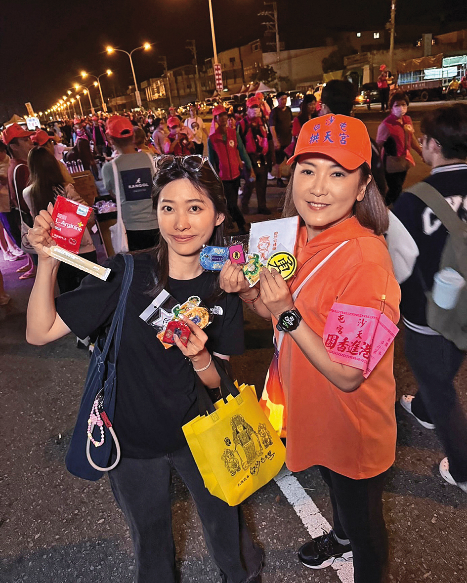 琳賽阿姨(左)是企業家,也開設牛肉麵店,近年積極拍片介紹美食。右為姚黛瑋。 (翻攝自琳賽阿姨臉書)