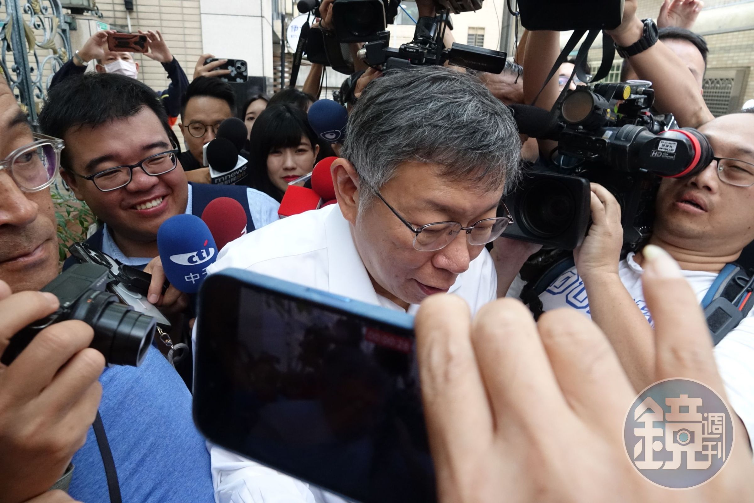 柯文哲蠟燭多頭燒,傳出會將商辦信託給民眾黨使用,他表示會在記者會一次說明。