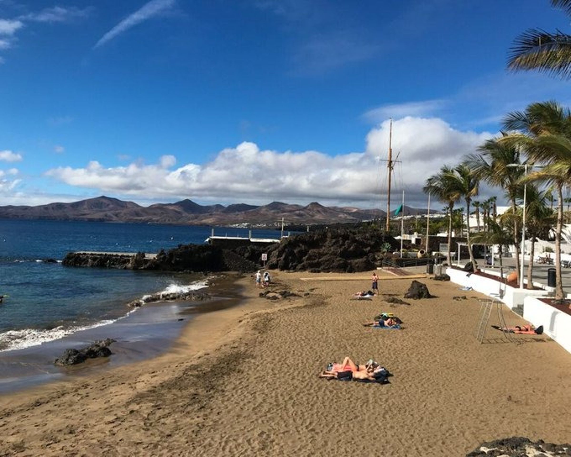 當地人不滿外來遊客正在破壞小島海灘的寧靜與環境。(翻自X平台)