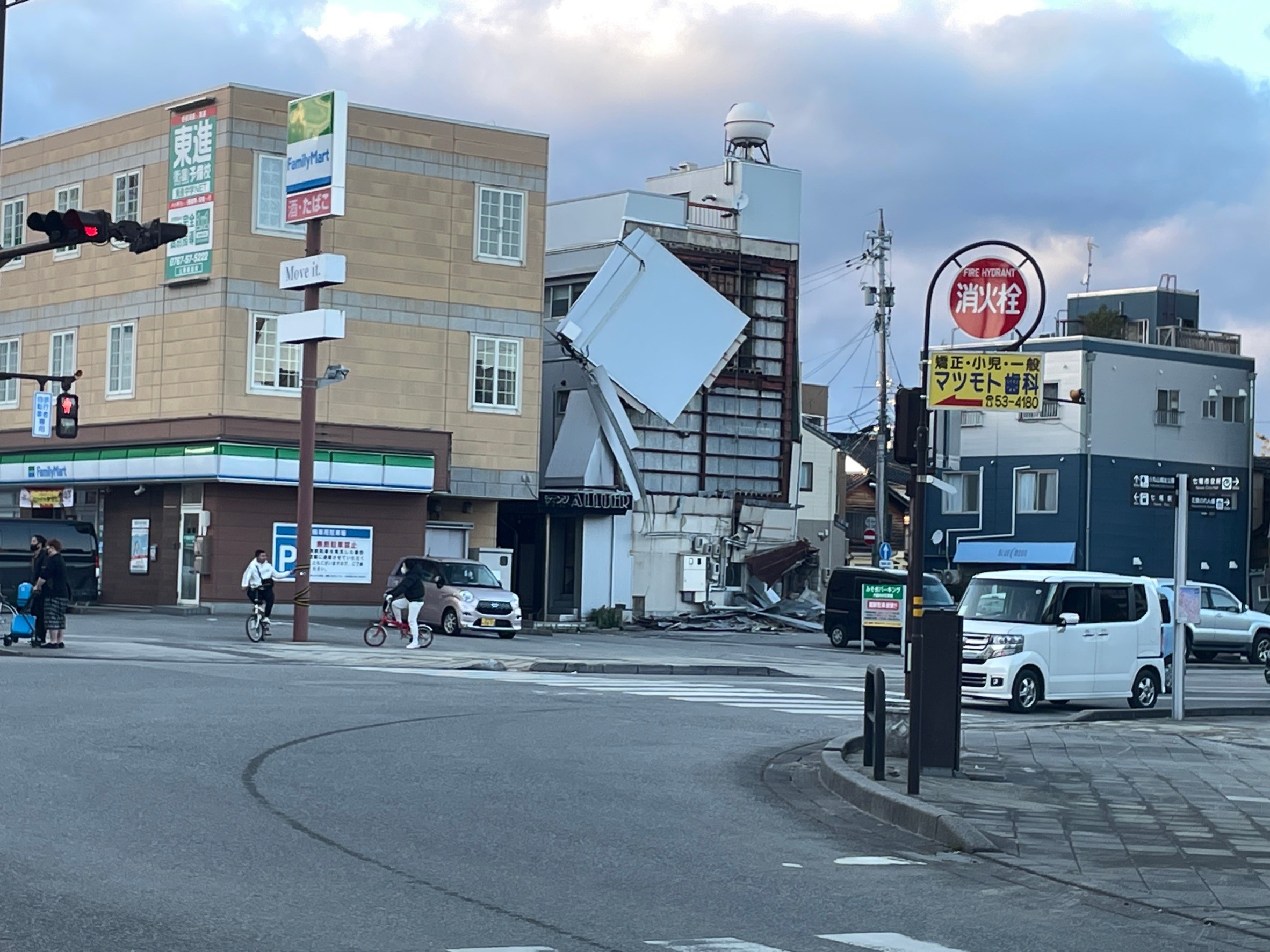 七尾市區隨處可見建物的建材崩落。
