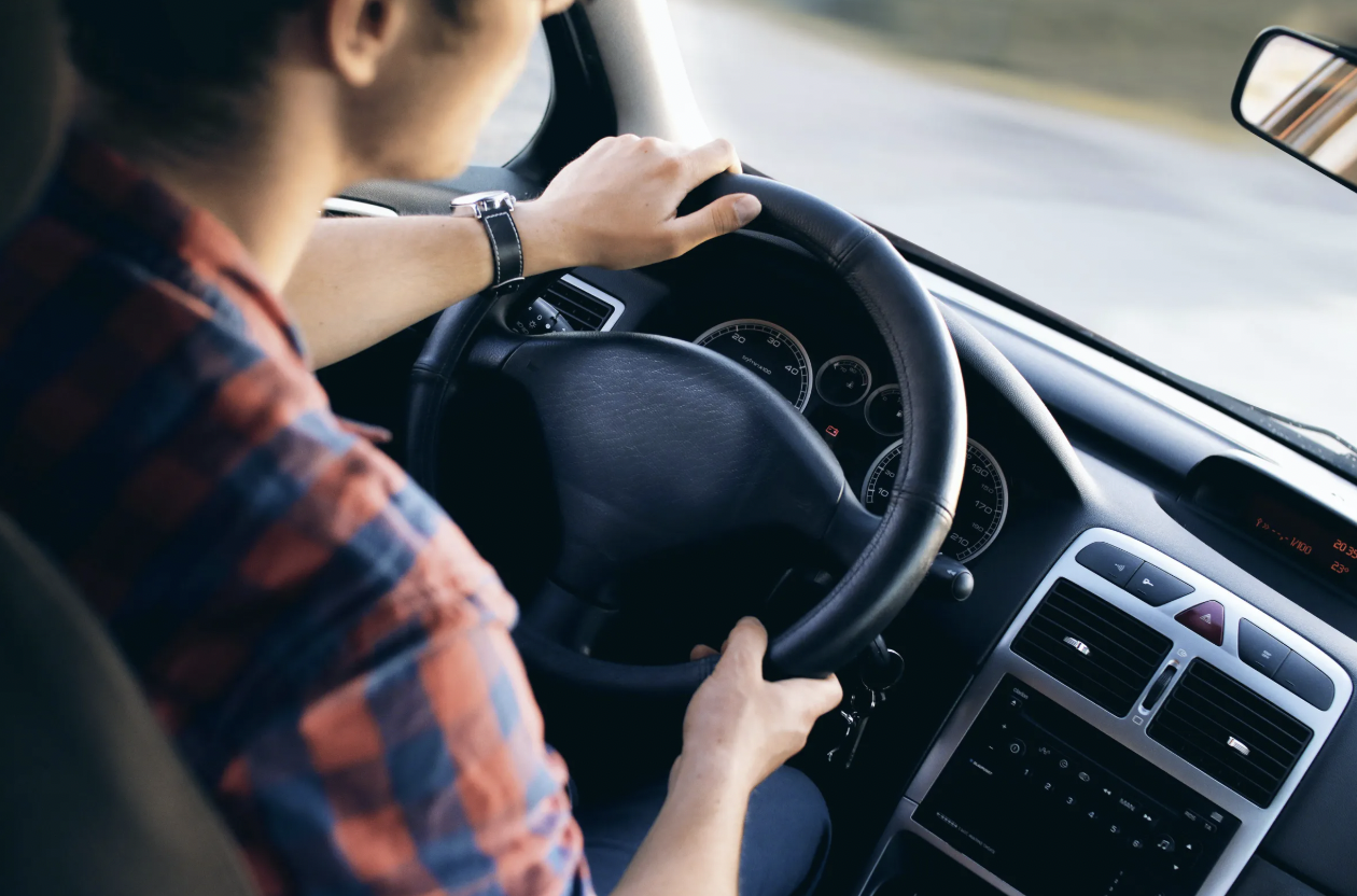 台灣民眾到沖繩自駕旅遊，但疑似弄壞租車車輛未告知，業者找不到人，只好向台北駐日經濟文化代表處那霸分處求助。（示意圖，取自Pexels）