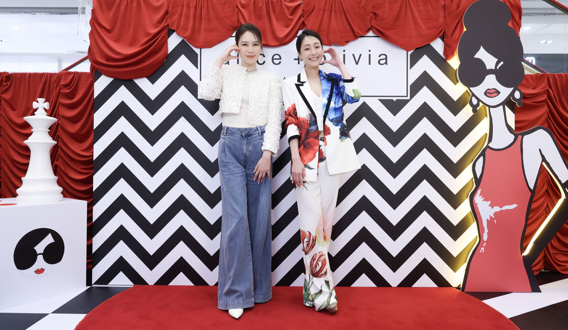 Melody殷悅(左起)、謝欣穎出席alice + olivia SOGO復興旗艦店開幕發表會。(alice + olivia提供)