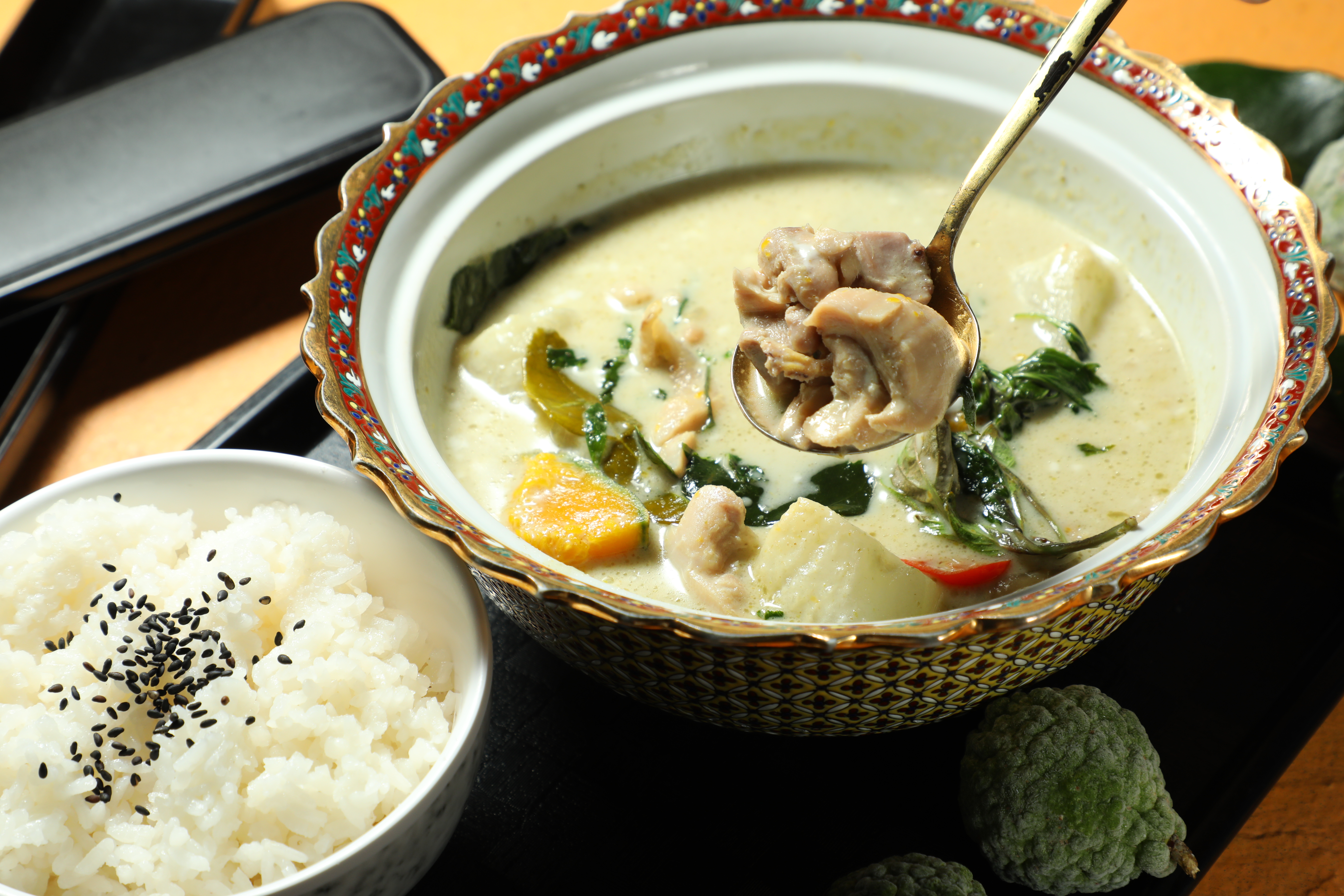 「正宗泰式綠咖哩雞肉飯」使用泰國進口與老闆娘自己栽種的香料調製，味道非常正統。（250元／份）