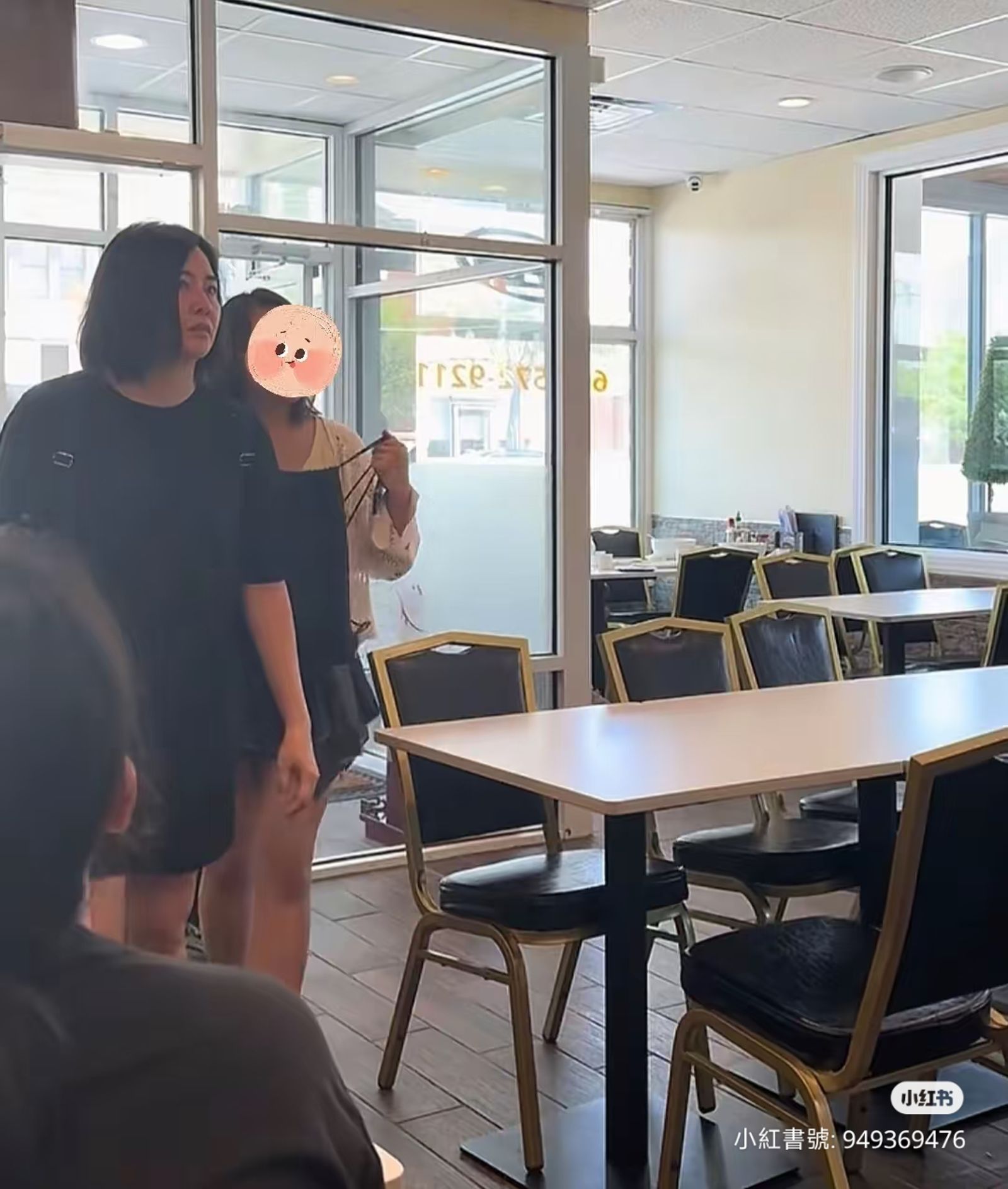 蒙嘉慧跟隨老公鄭伊健在美國開演唱會,被目擊也去了早前鄭伊健去的餐廳,如今的她心寬體胖,差點讓人認不出來。(翻攝自小紅書)