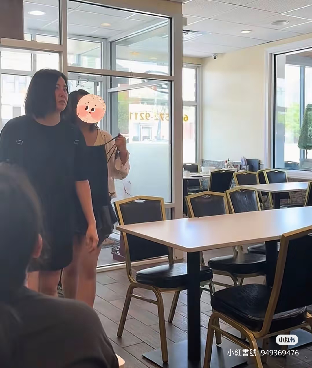 蒙嘉慧跟隨老公鄭伊健在美國開演唱會,被目擊也去了早前鄭伊健去的餐廳,如今的她心寬體胖,差點讓人認不出來。(翻攝自小紅書)