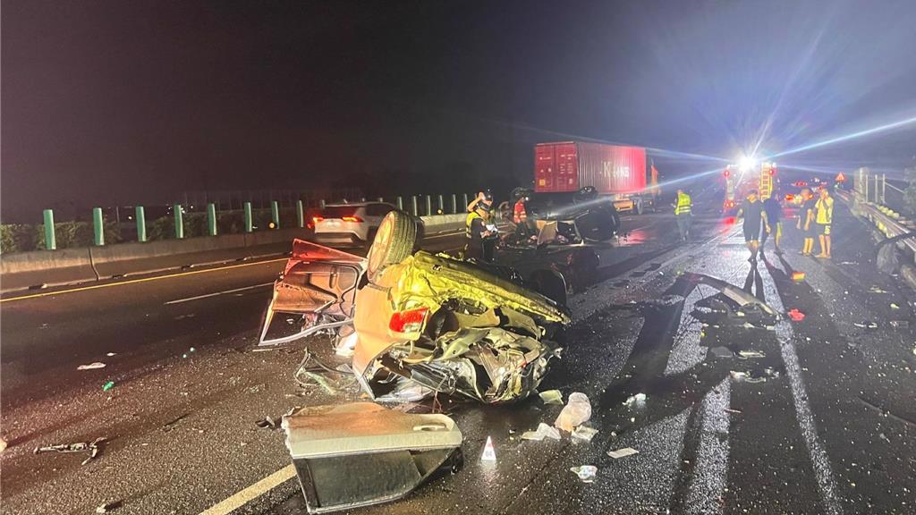 兩車疑似追撞，現場一片狼藉。（翻攝畫面）