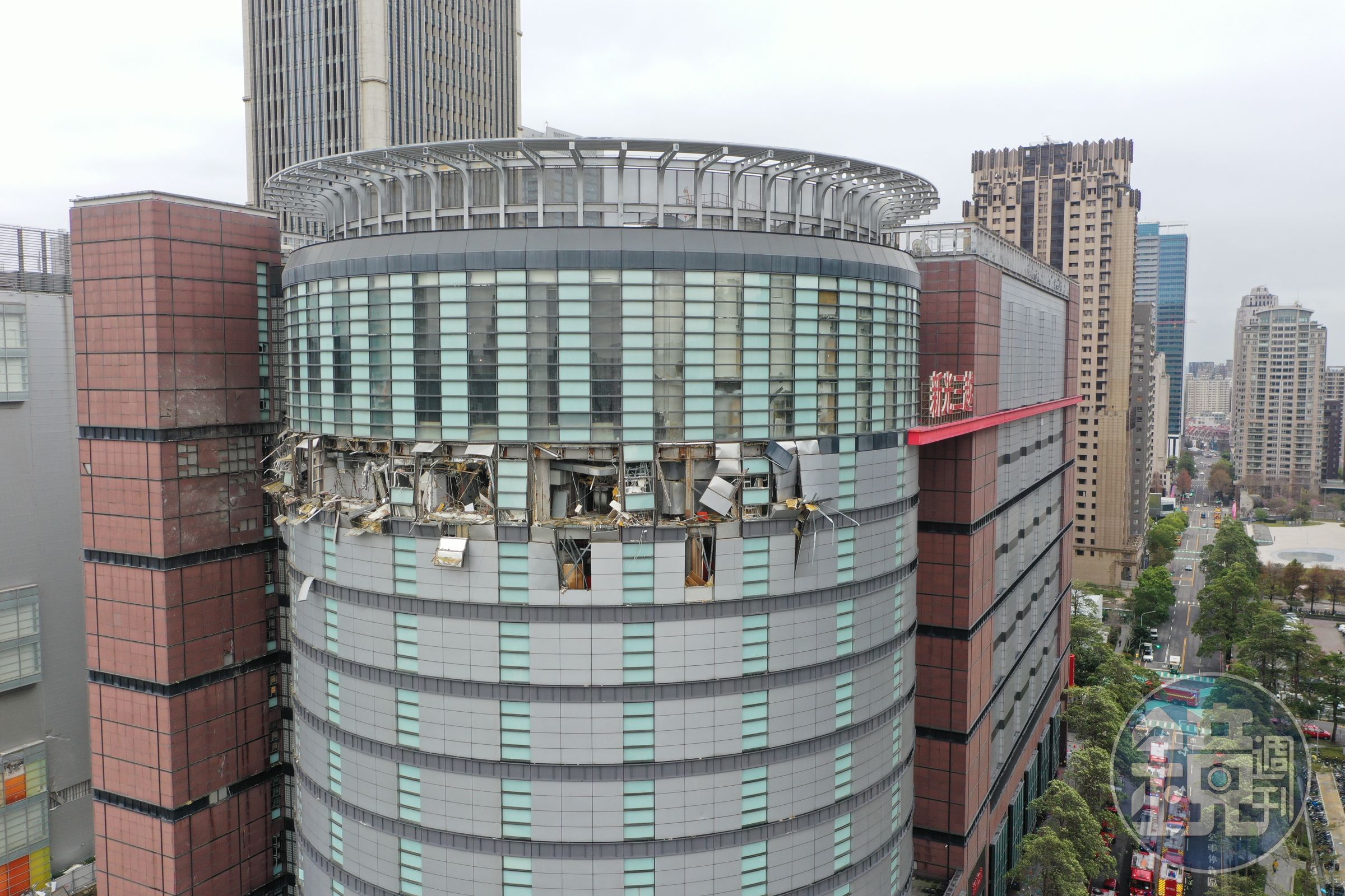 台中新光三越發生嚴重氣爆事件，有部分網友想起了1995年發生的衛爾康餐廳大火事件。