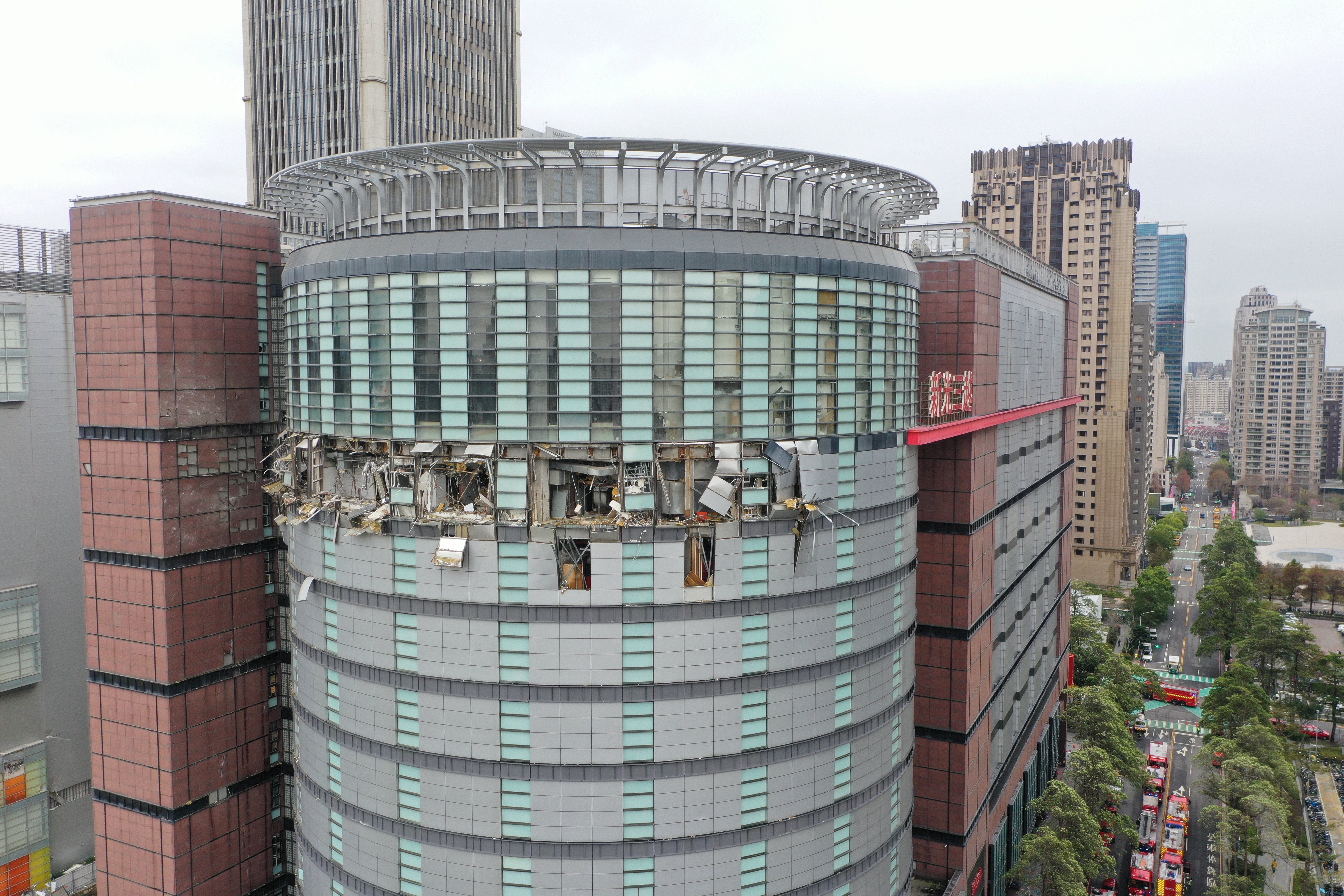 台中新光三越發生嚴重氣爆事件，有部分網友想起了1995年發生的衛爾康餐廳大火事件。