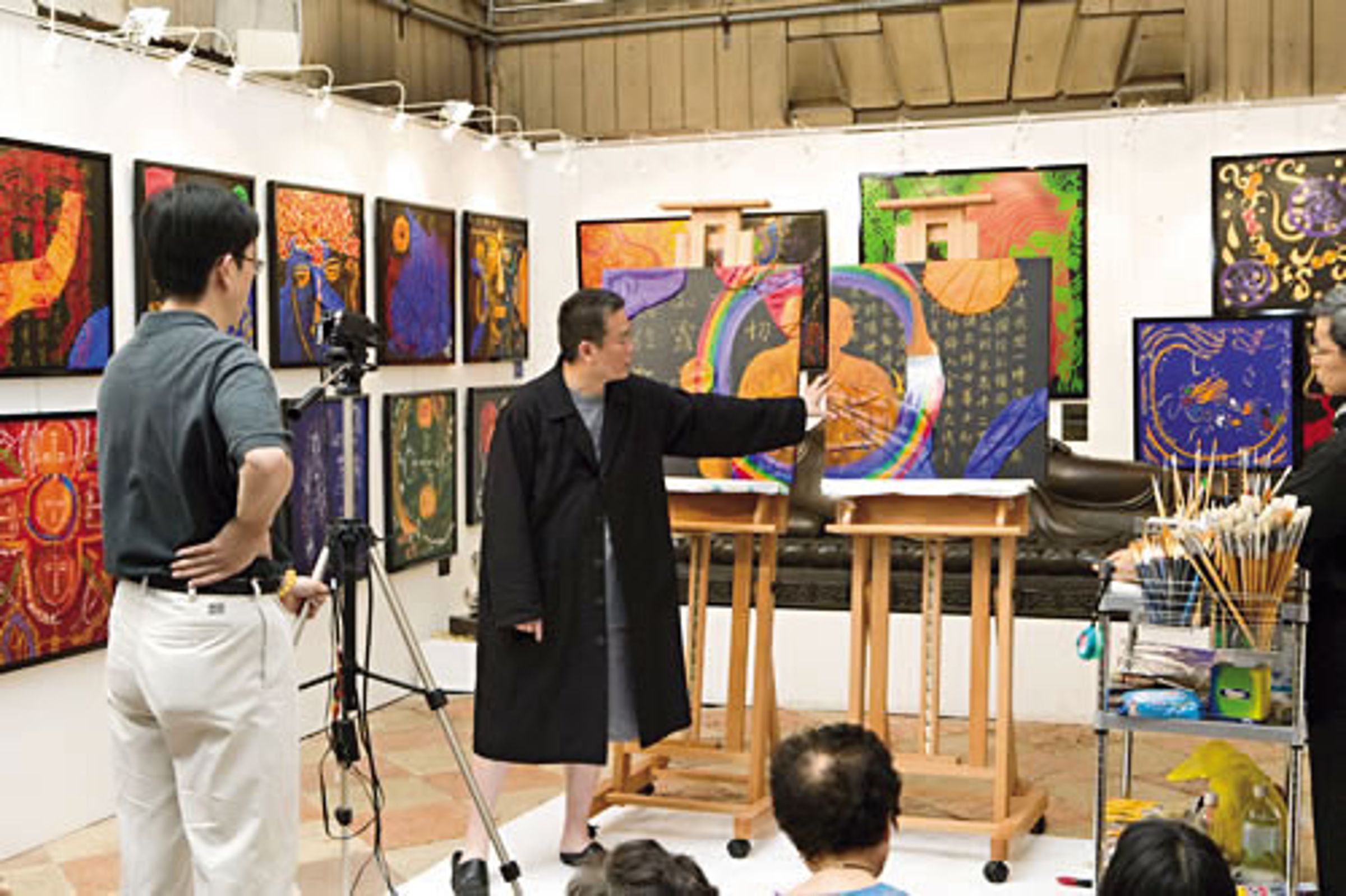 藝術品沒有明確的認定價值標準,透過信仰與話術,使李善單的「能量畫」有了炒作空間。(翻攝李善單藝術部落客網頁)