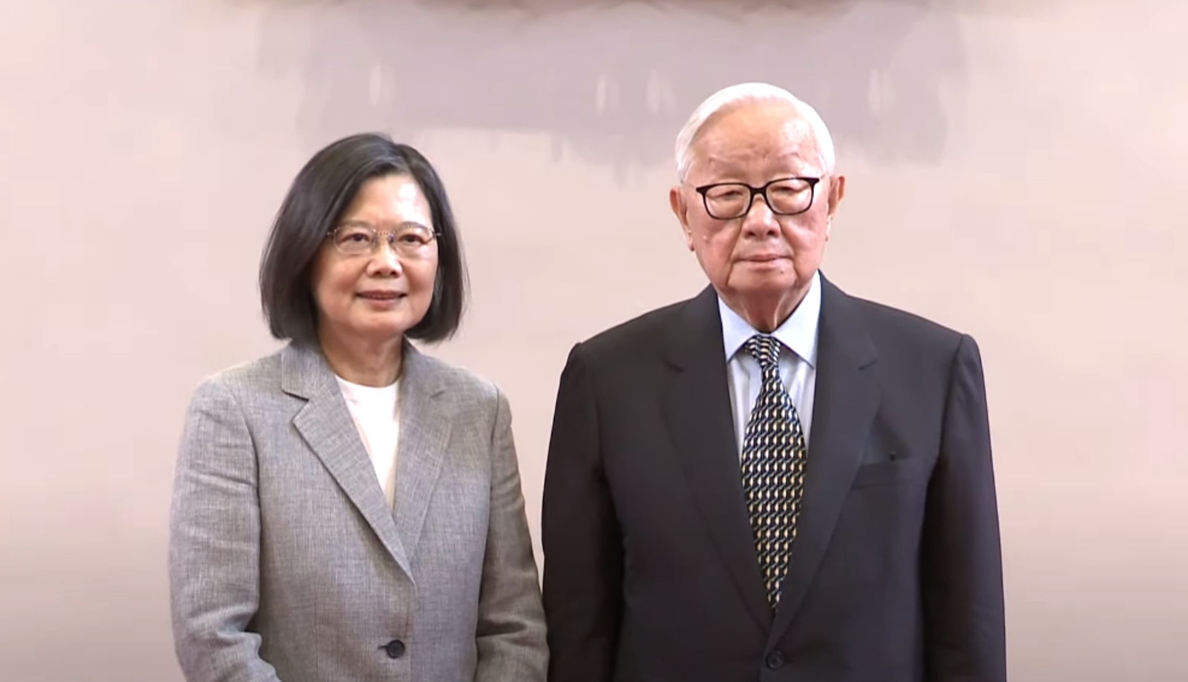 蔡英文(左)第6度指派張忠謀(右)擔任我方領袖代表與會APEC經濟領袖會議。(翻攝自總統府YouTube頻道)