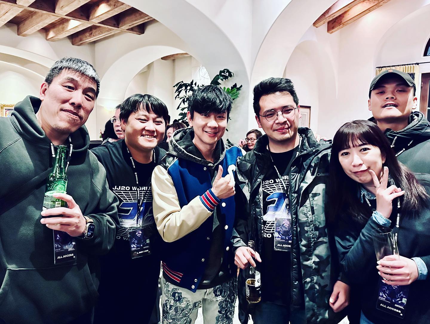 周佑洋（左）擔任JJ20世界巡迴演唱會製作人，海外場結束後，與林俊傑（右）一起慶功。（翻攝自JJ臉書）