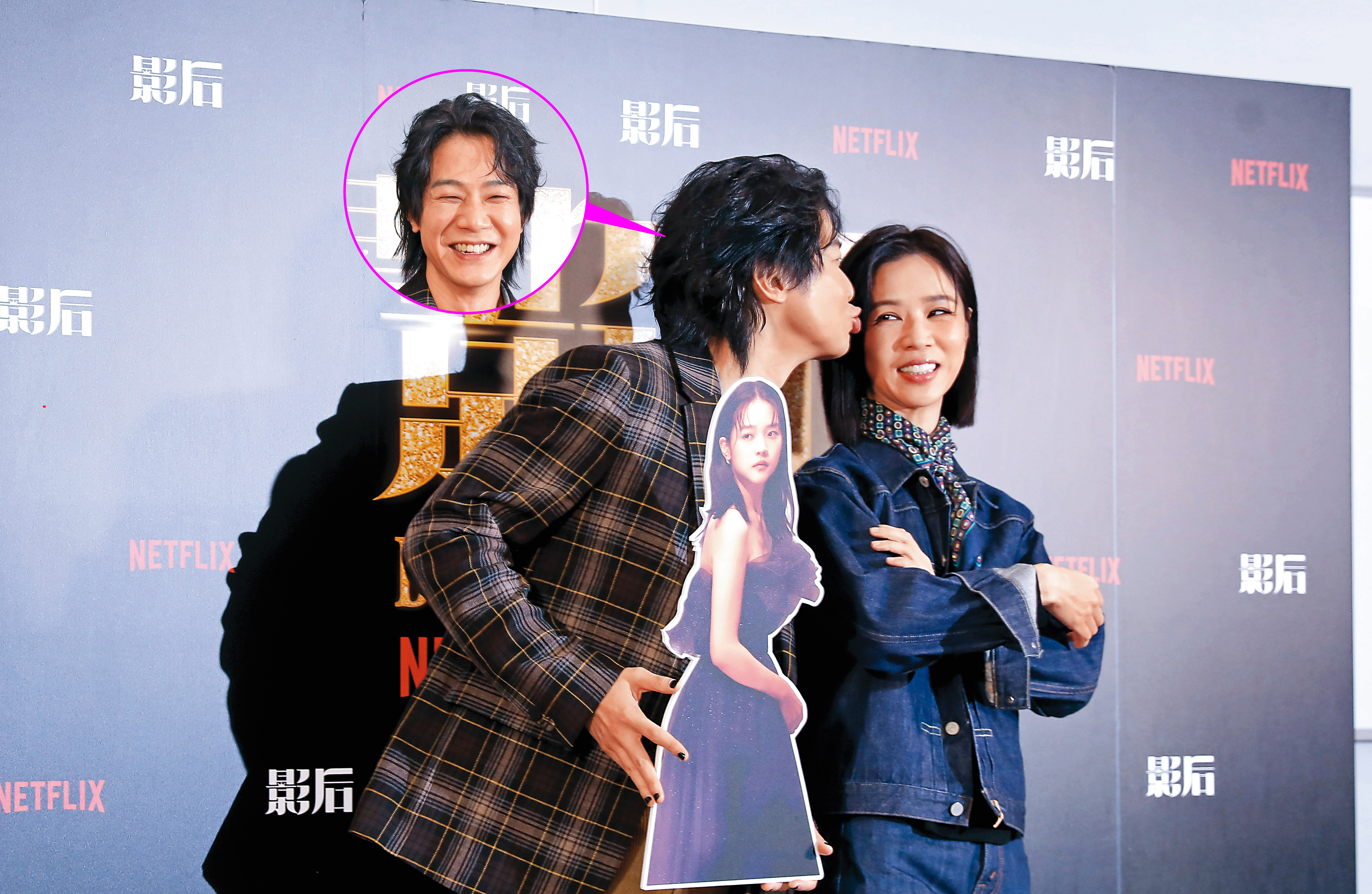 薛仕凌（左）不吹口哨，改親幾咧，一旁的謝盈萱（右）表情逐漸母湯。