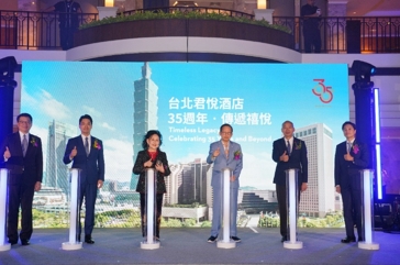立法院院長韓國瑜、台北市長蔣萬安聯袂出席，顯見台北君悅在台灣觀光飯店指標性。包括豐隆集團三代、現為城市酒店集團營運長郭益升（右1）也出席慶賀。