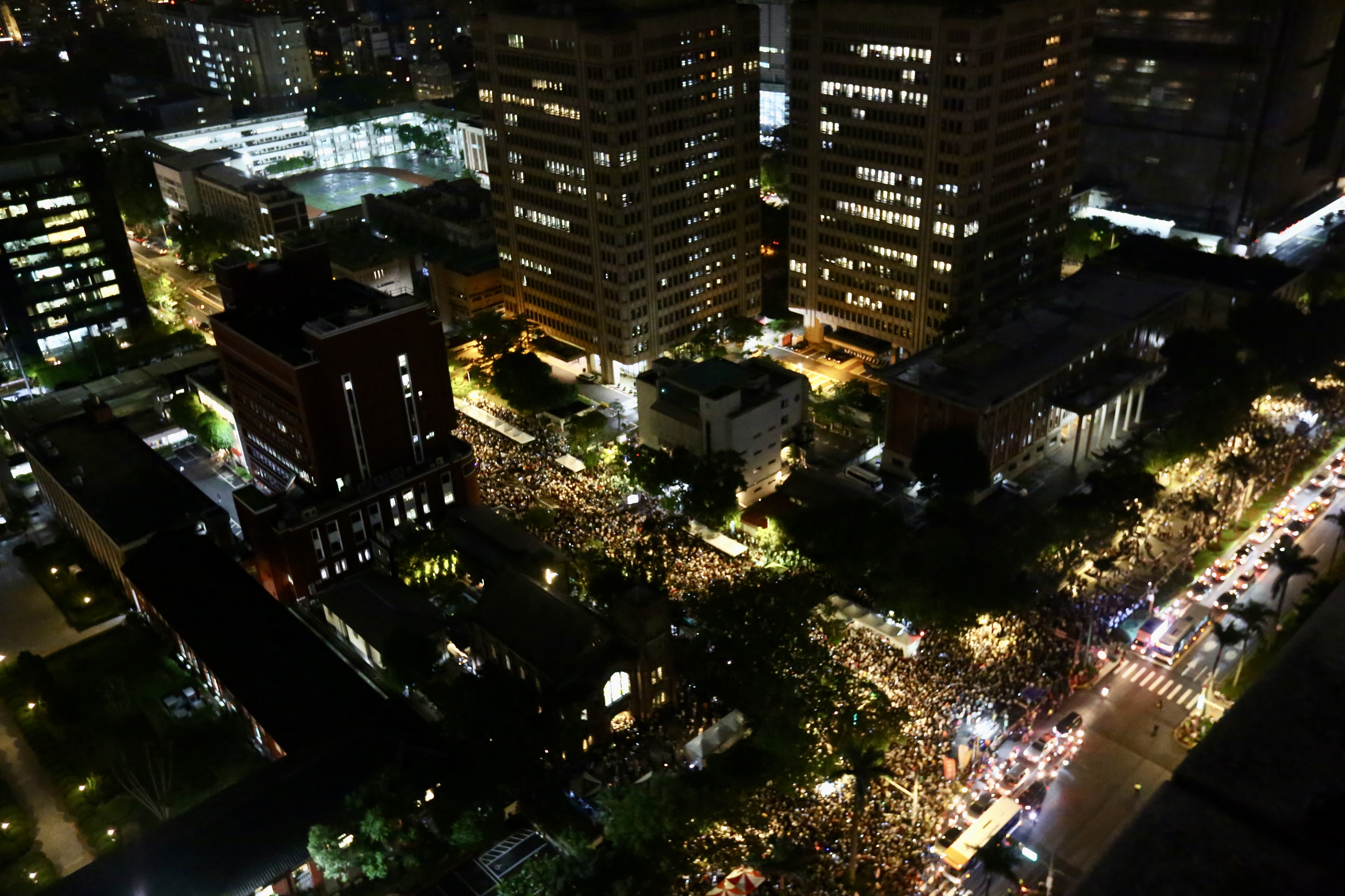 昨晚抗議國會法案群眾規模浩大，人潮從立院外滿出到中山南路，又溢到教育部前。