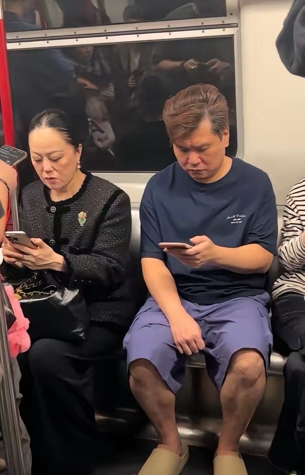 章小蕙也不是什麼都得靠奢侈品,她曾被目擊在香港搭地鐵,看來也很輕鬆自在。(網路圖片)