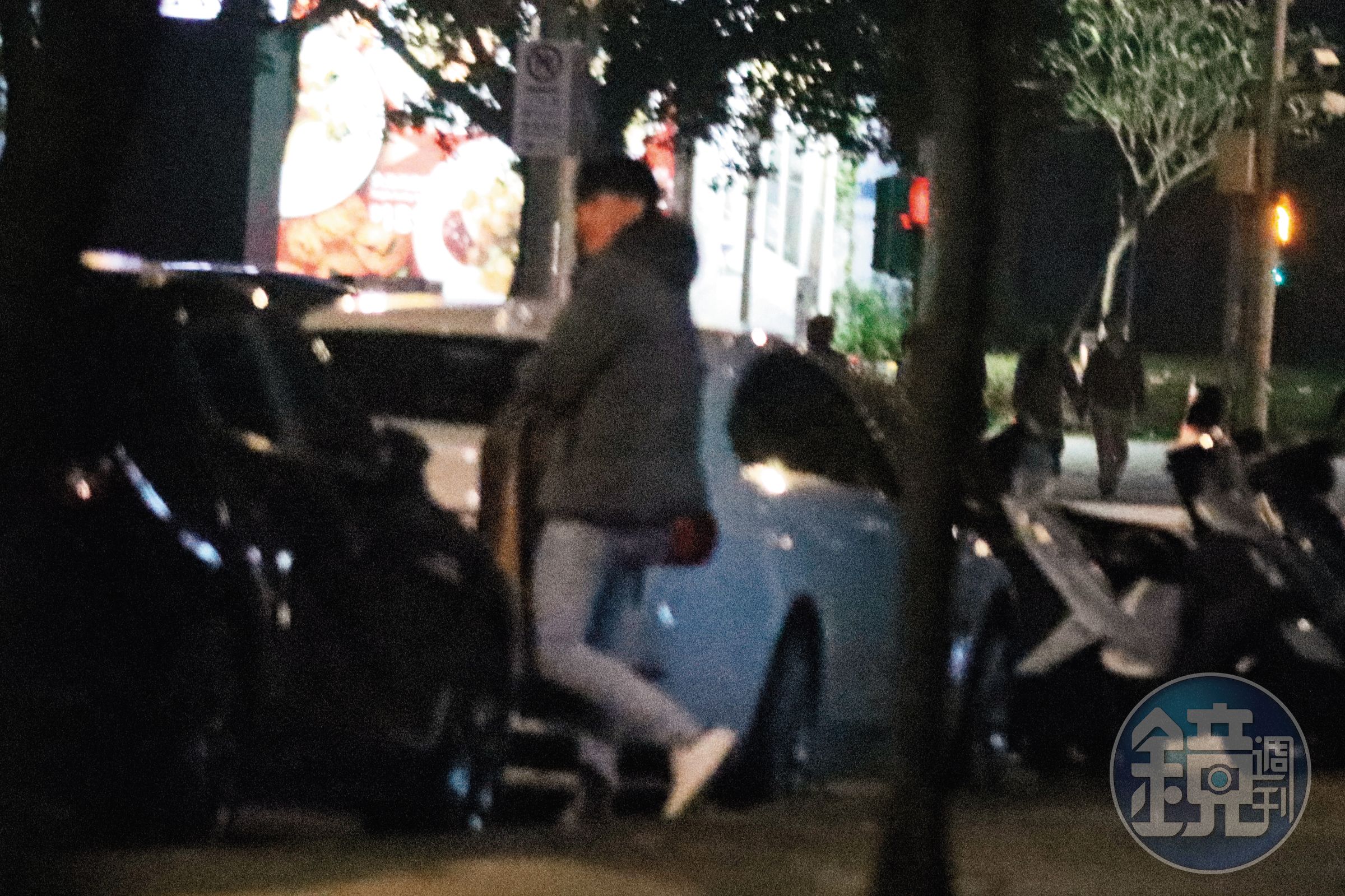 20:42,江大成和友人分開後,上了一輛停在路邊的車,直奔台北車站。