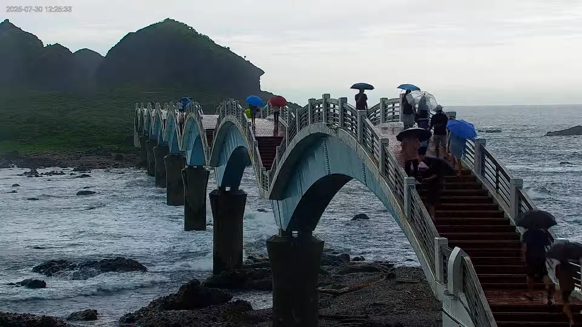 中央氣象署已發布海嘯警報，但仍有不少遊客未將警報放在心上，照樣到訪三仙台跨海步橋。（翻攝自東部海岸國家風景區管理處YT）