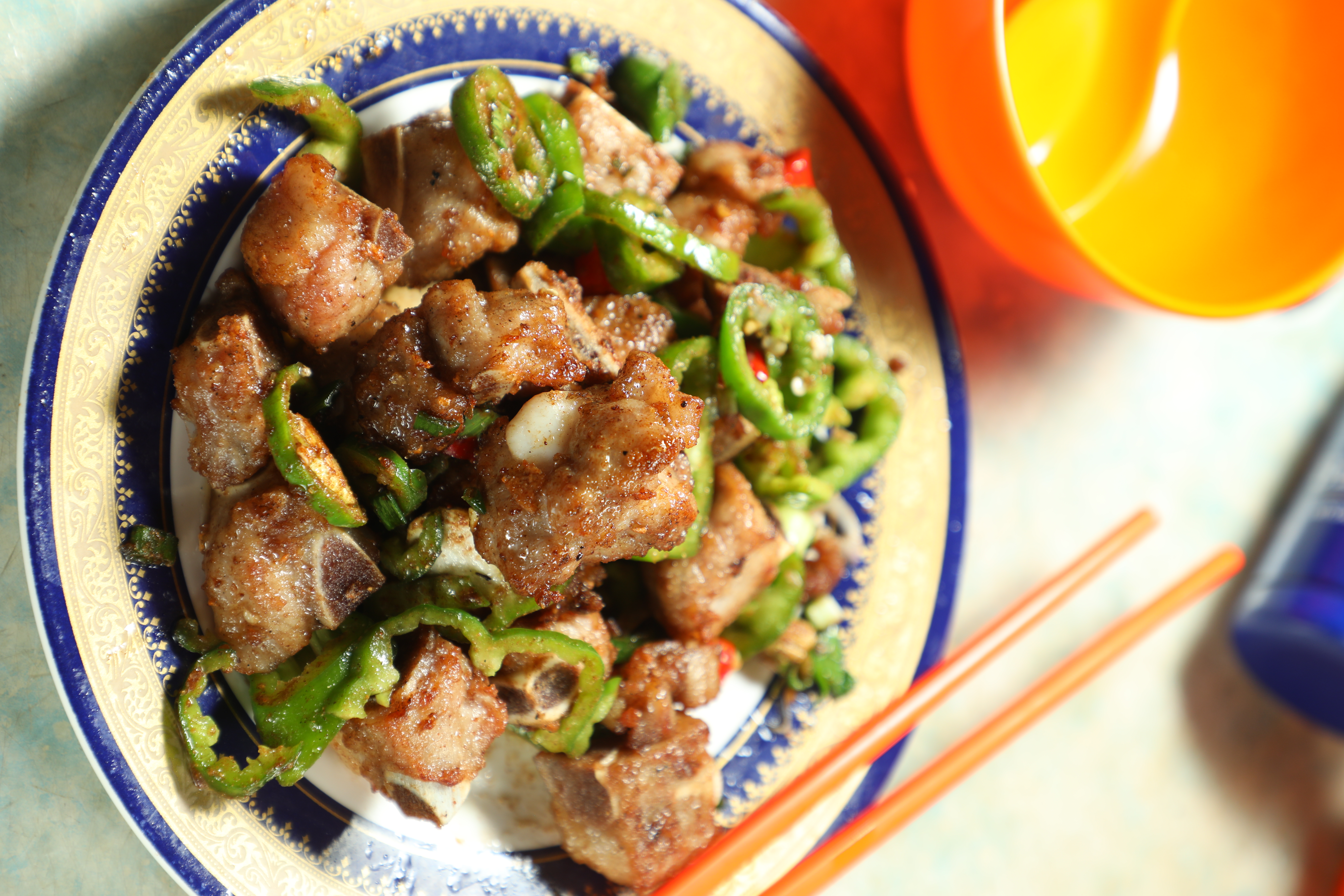 只略微過油的「椒鹽排骨」鹹香適口，也是盛記的必點菜。（港幣81元／份，約NT$305）