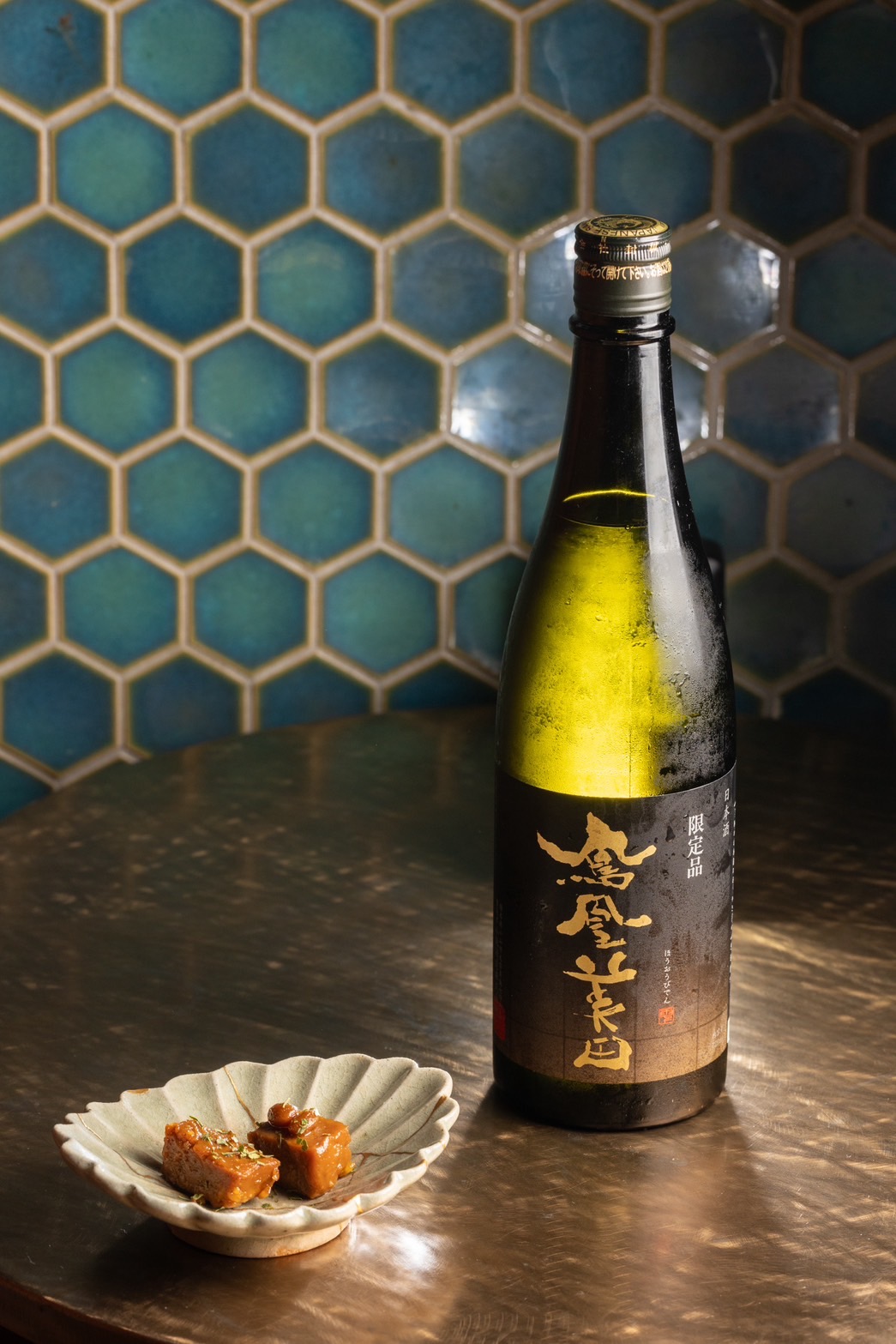「鳳凰美田 純米吟釀 五百萬石 冷卸」（右，280元／杯）適合做為入門款，偏「妹」的親民甜度冰飲最佳。（左，140元／份）