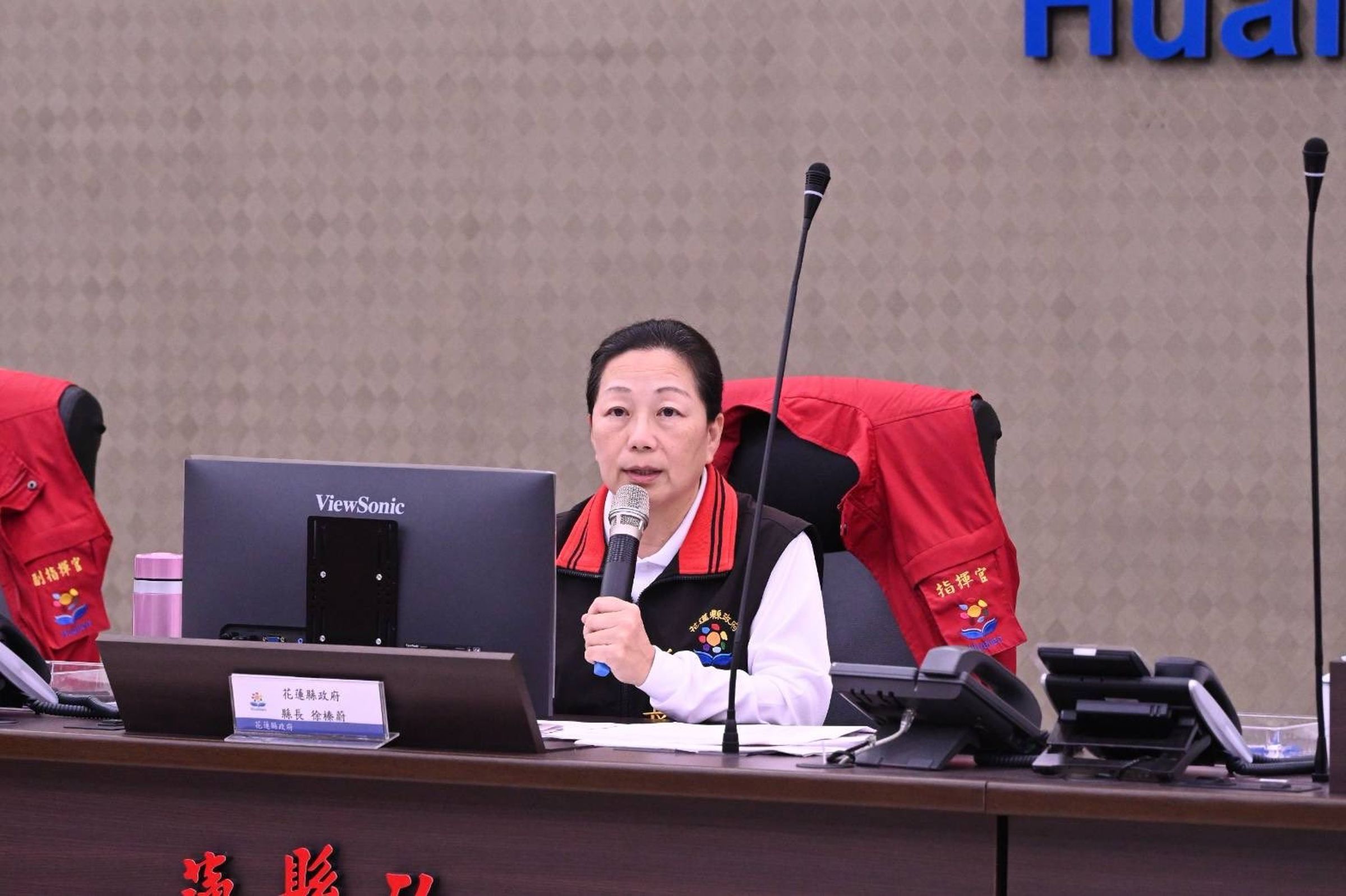 馬太鞍溪因產生新堰塞湖仍維持紅色警戒，光復鄉今天卻照常上班上課，許多網友灌爆縣長徐榛蔚臉書。（翻攝徐榛蔚臉書）