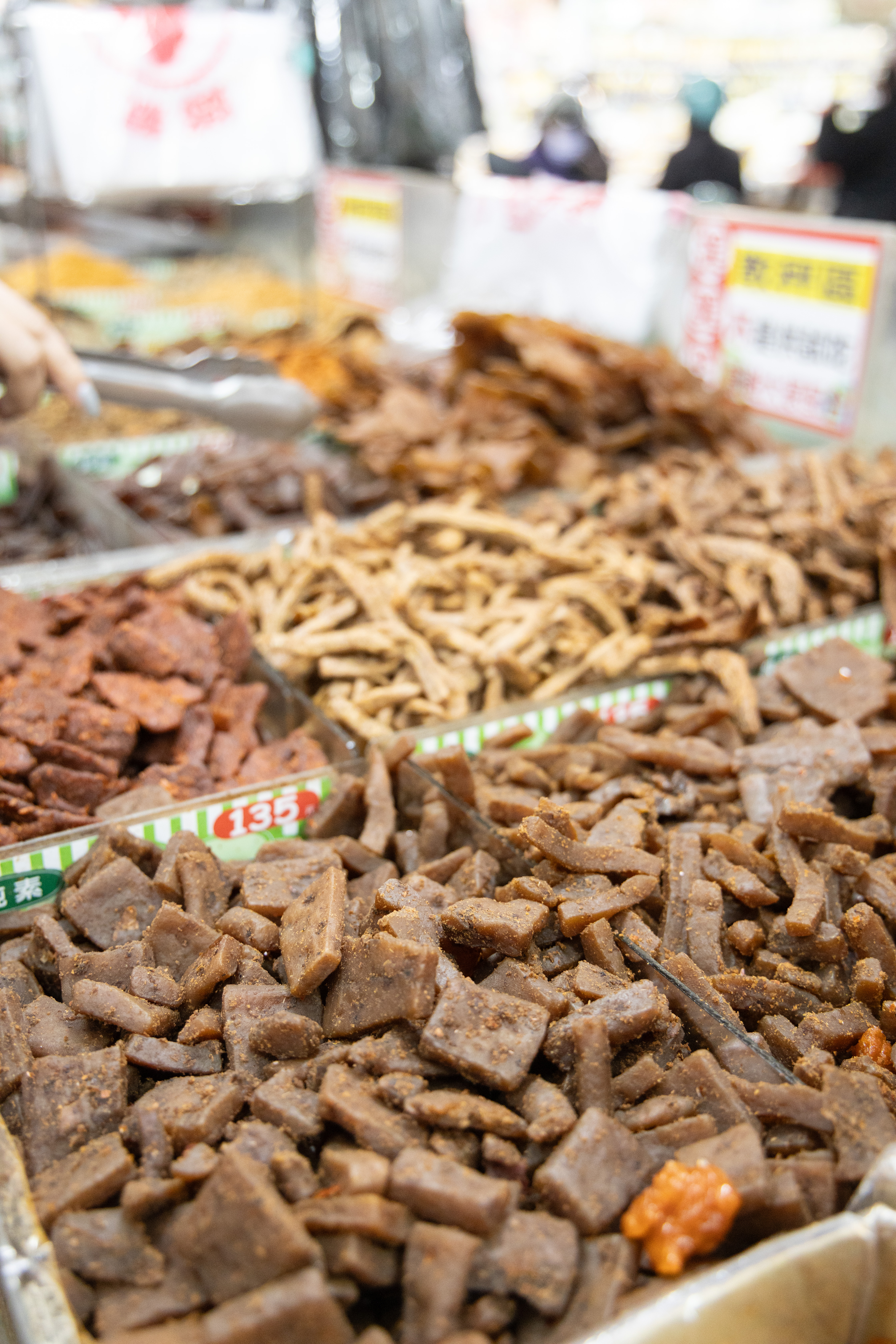 泰裕專賣素食食品、南北雜貨、食品罐頭、筵席材料、五穀雜糧、蒟蒻製品、米油糖粉,應有盡有。