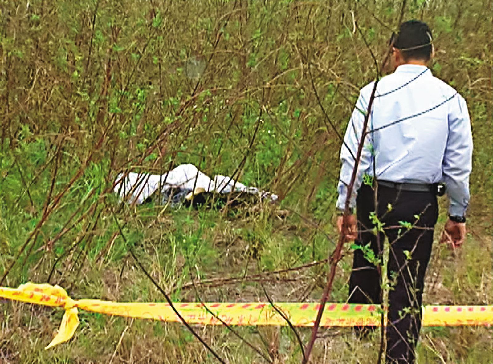 新北樹林堤防外的草叢，被人發現一具女屍，警方封鎖現場採證。（東森新聞提供）