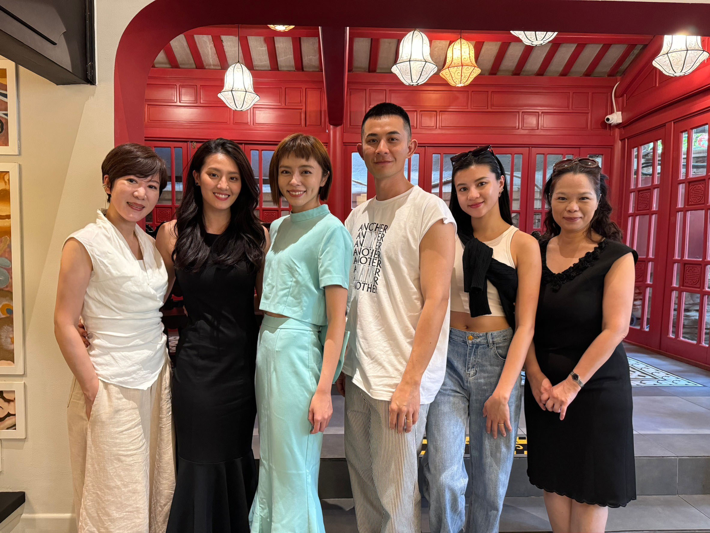 左起顏曉筠、民視主播李偵禎、王瞳、曾子益、蕭慧芬到越南參加亞洲電視大獎。（民視提供）