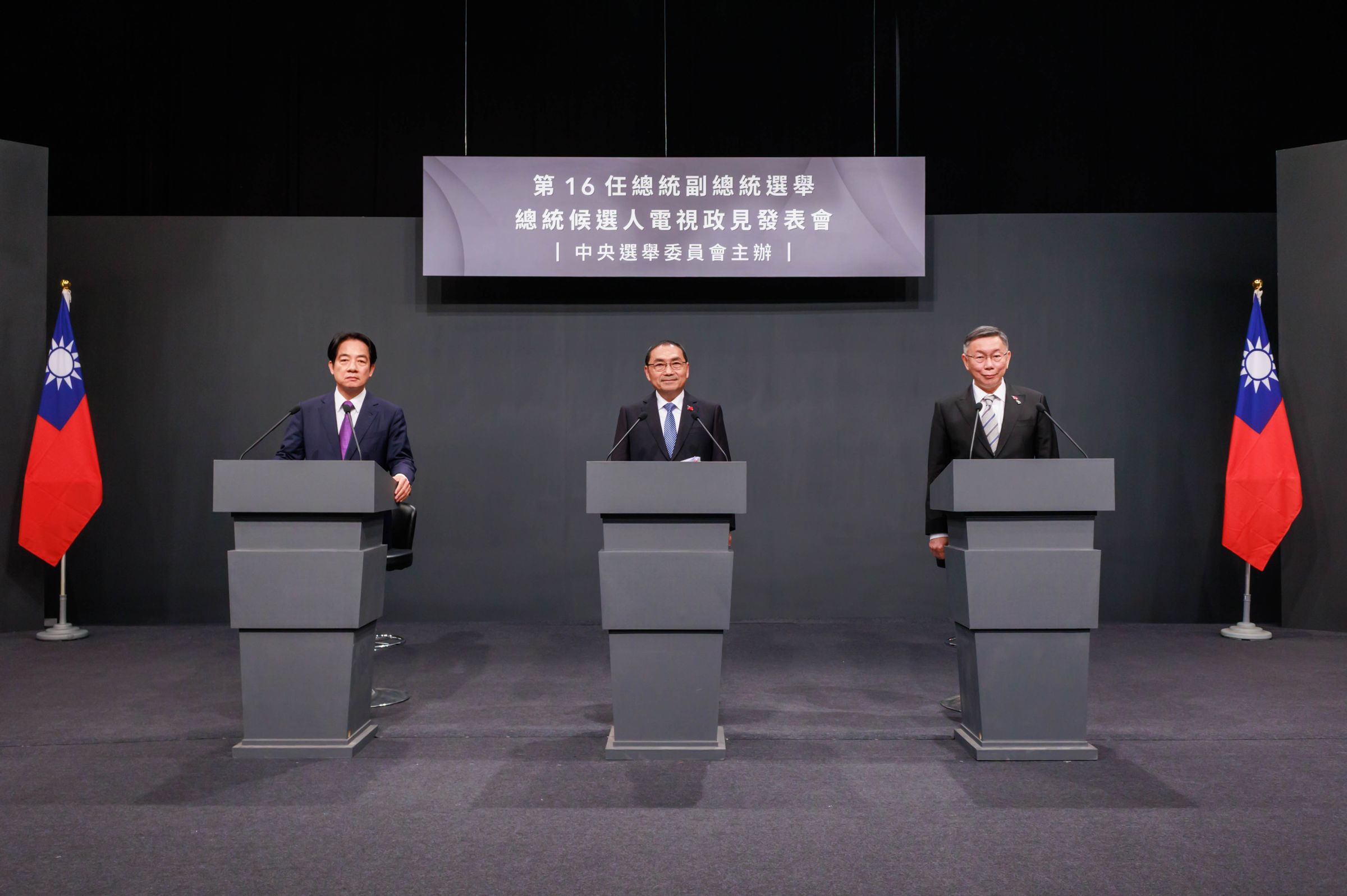 第二回總統電視政見發表會今正式登場,發言順序依序為柯文哲(右起)、侯友宜、賴清德。(中選會提供)
