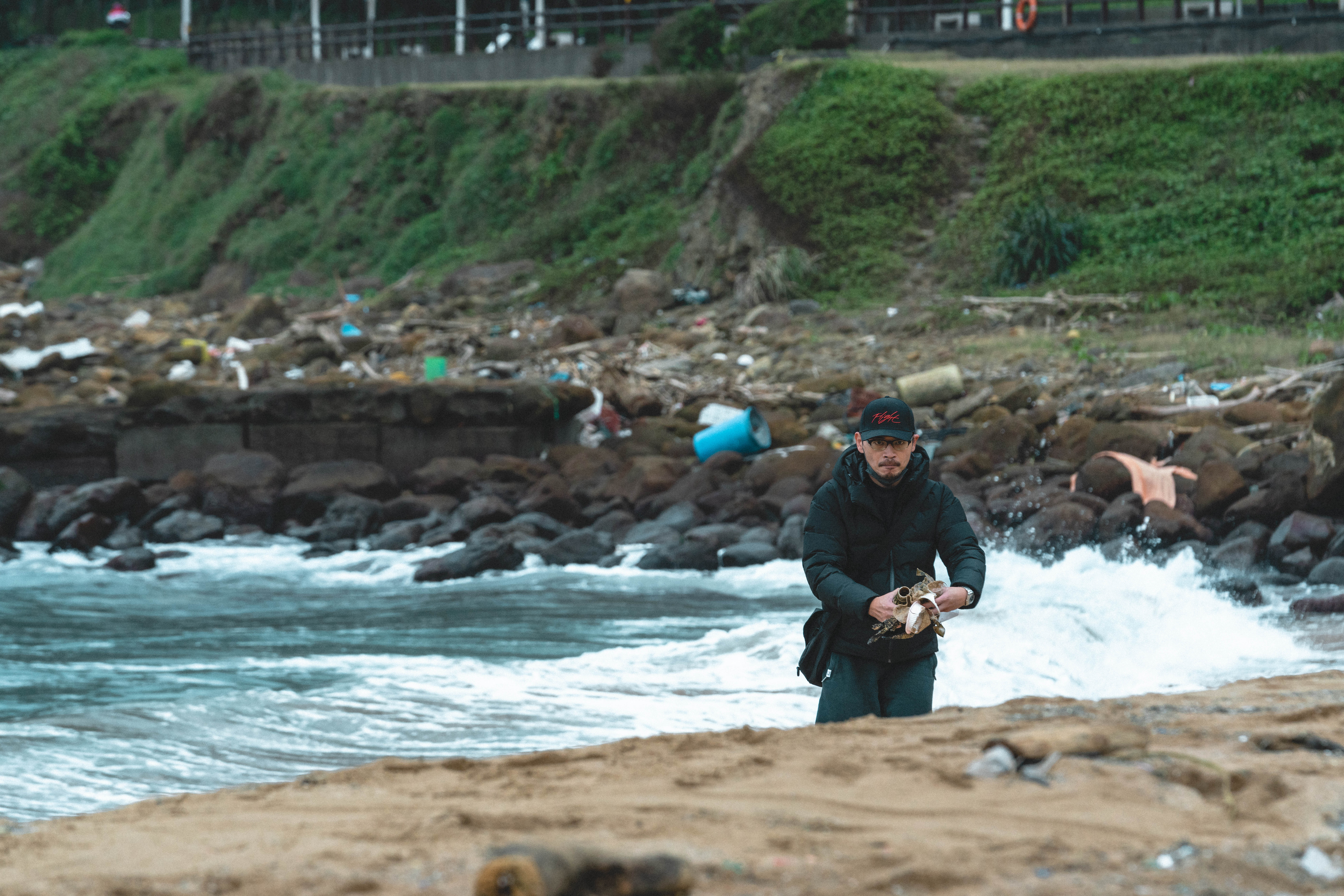阿Ken拍《Ｘ！又是星期一》外景戲時，在現場清理環境。（鏡文學提供）