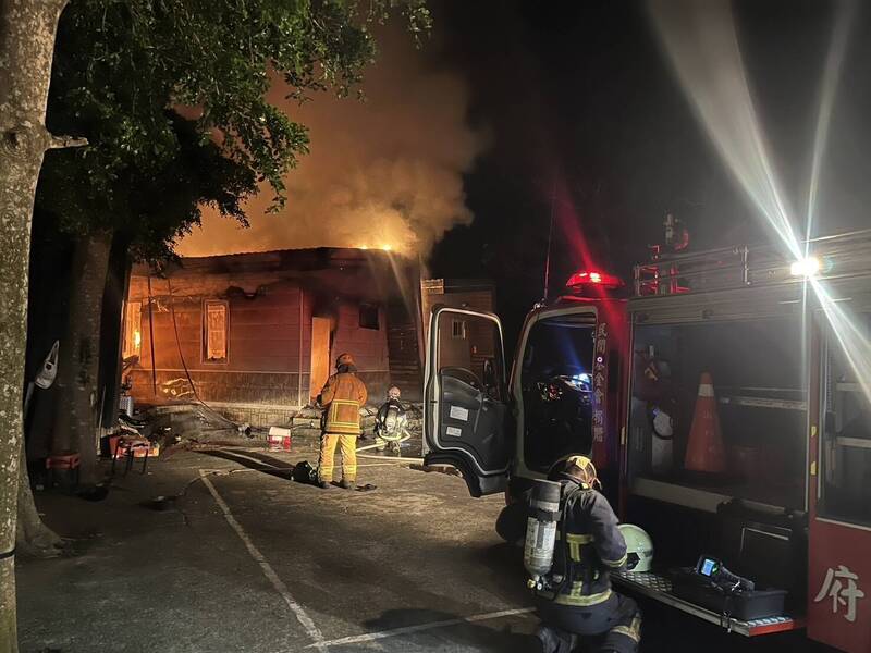 苗栗三義一家停業的民宿，昨天凌晨發生火警，一棟小木屋付之一炬，幸好住在裡面的移工徹夜未歸，倖免於難。（消防局提供）