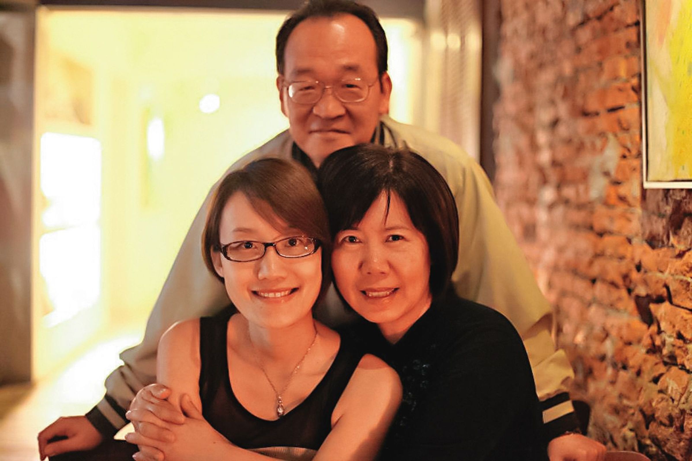 徐巧芯大姑劉向婕(左下)等人涉嫌幫詐團洗錢,劉不滿遭延押提抗告,但高院認為仍有羈押必要,裁定駁回。(翻攝自劉向婕臉書)