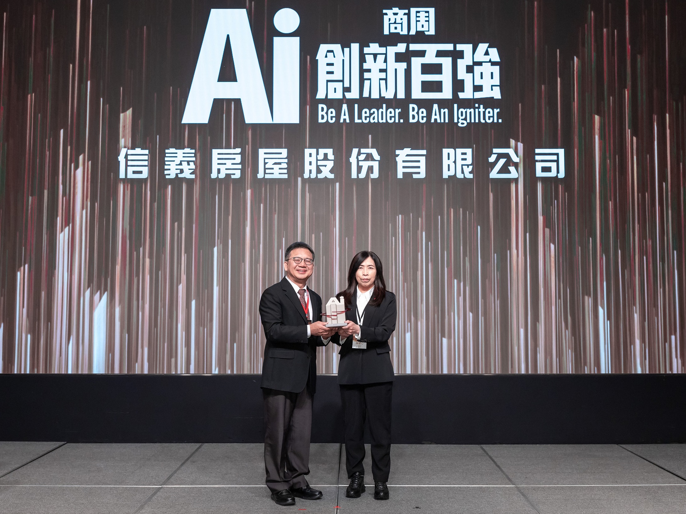 信義房屋數位發展成果再獲肯定，勇奪商周AI創新百強鑽石獎，由國發會副主委詹方冠(左)頒獎、信義房屋總經理陳麗心（右）代表領獎。（信義房屋提供）