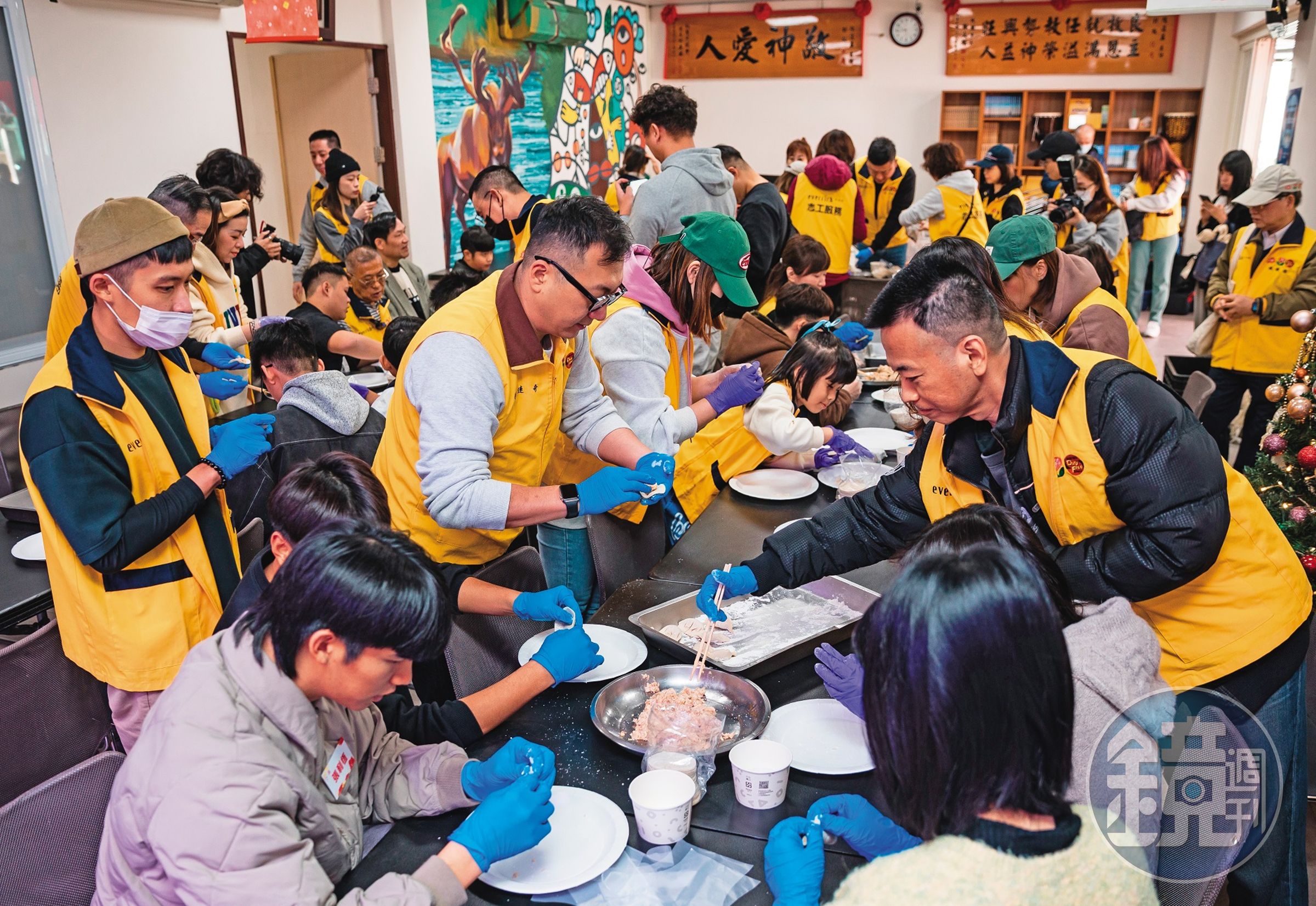 昇恆昌去年舉辦570場公益活動,同仁貢獻休假日時數高達5萬3623小時,而歲末關懷活動也持續盡心盡力,體現對「全員志工」文化的認同。(攝影組)