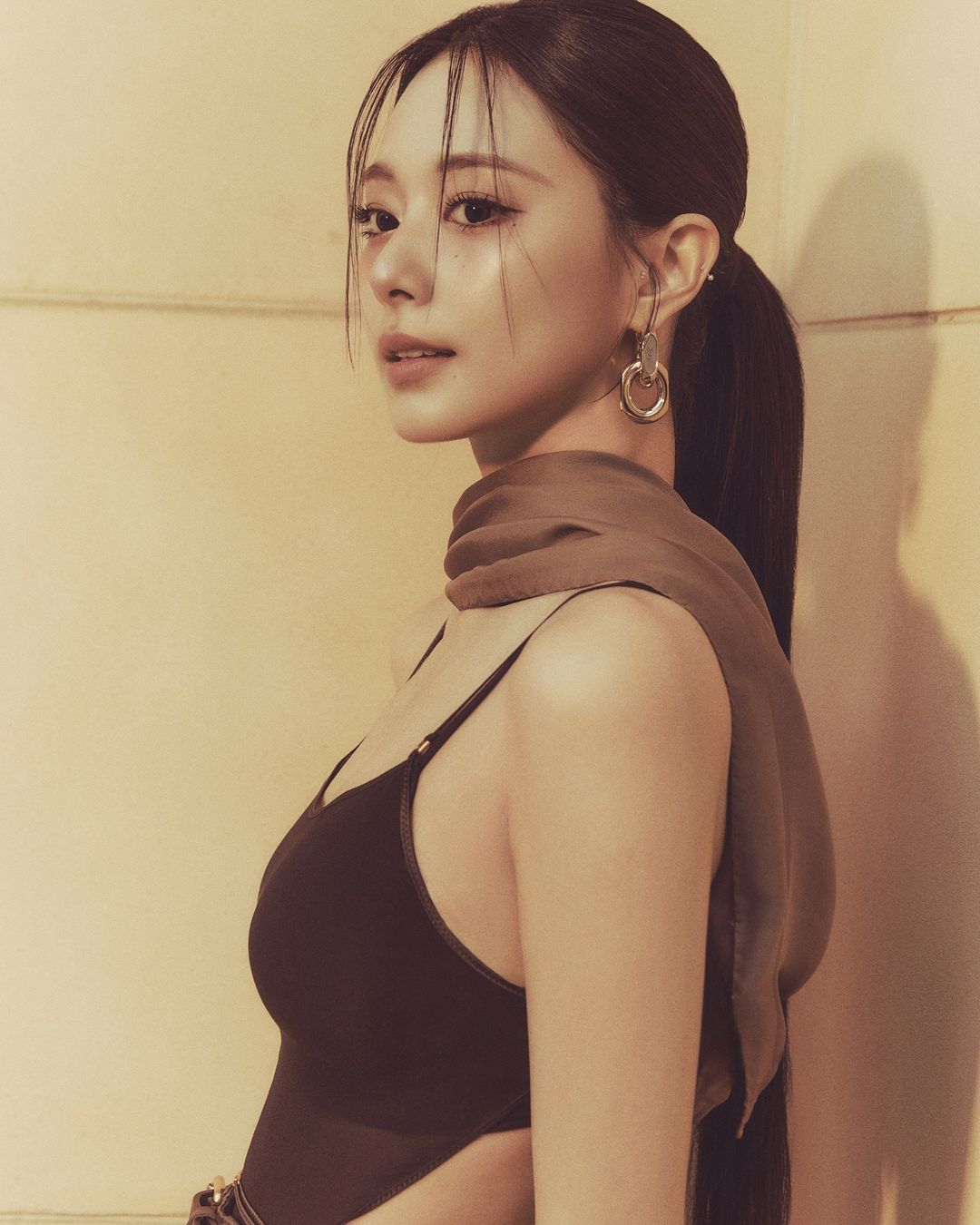 周子瑜最新預告釋出黑色透膚裝，展現性感一面。（翻攝IG@twicetagram）