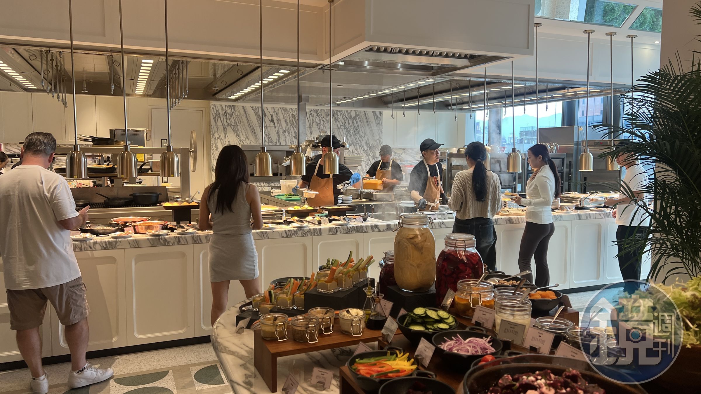 「Hillside」的早餐時光熱氣騰騰，提供各種國際美食。