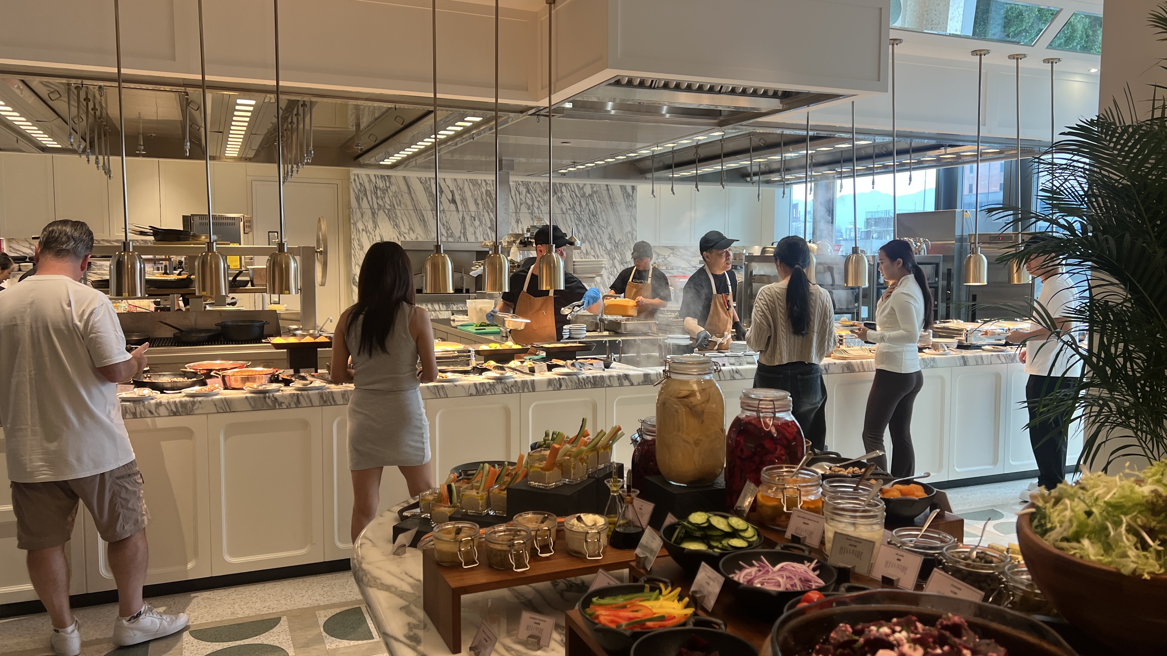 「Hillside」的早餐時光熱氣騰騰，提供各種國際美食。