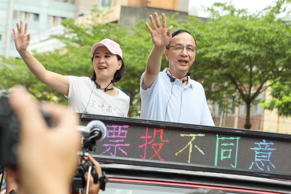 朱立倫今陪王鴻薇掃街,被問到童子賢支持罷免傅崑萁一事做出回應。(翻攝自朱立倫臉書)